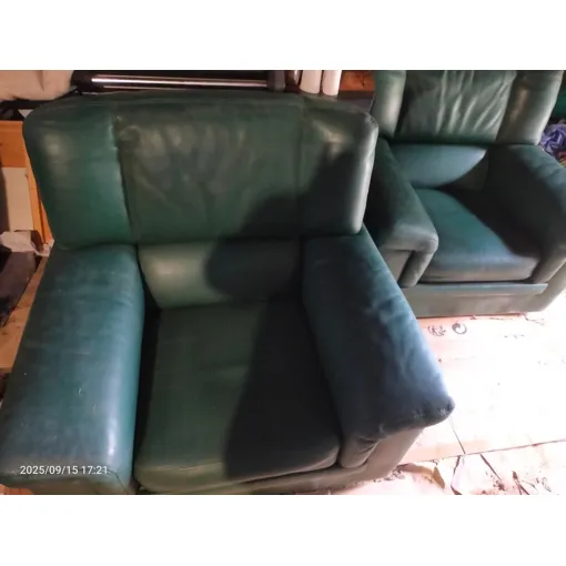 Deux fauteuils salon en cuir verts Bon état reconditionné disponible sur Rakuten