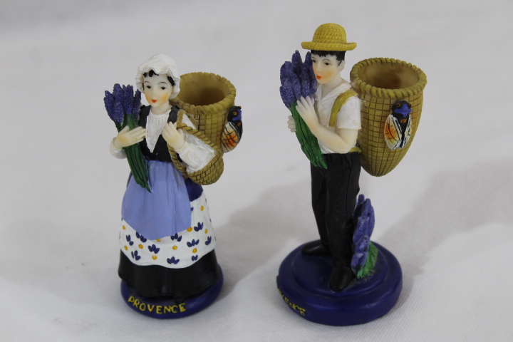Acheter Deux figurines en résine en costume provençal État correct - 10,00 € Deux figurines en résine en costume provençal État correct reconditionné disponible sur Label Emmaüs