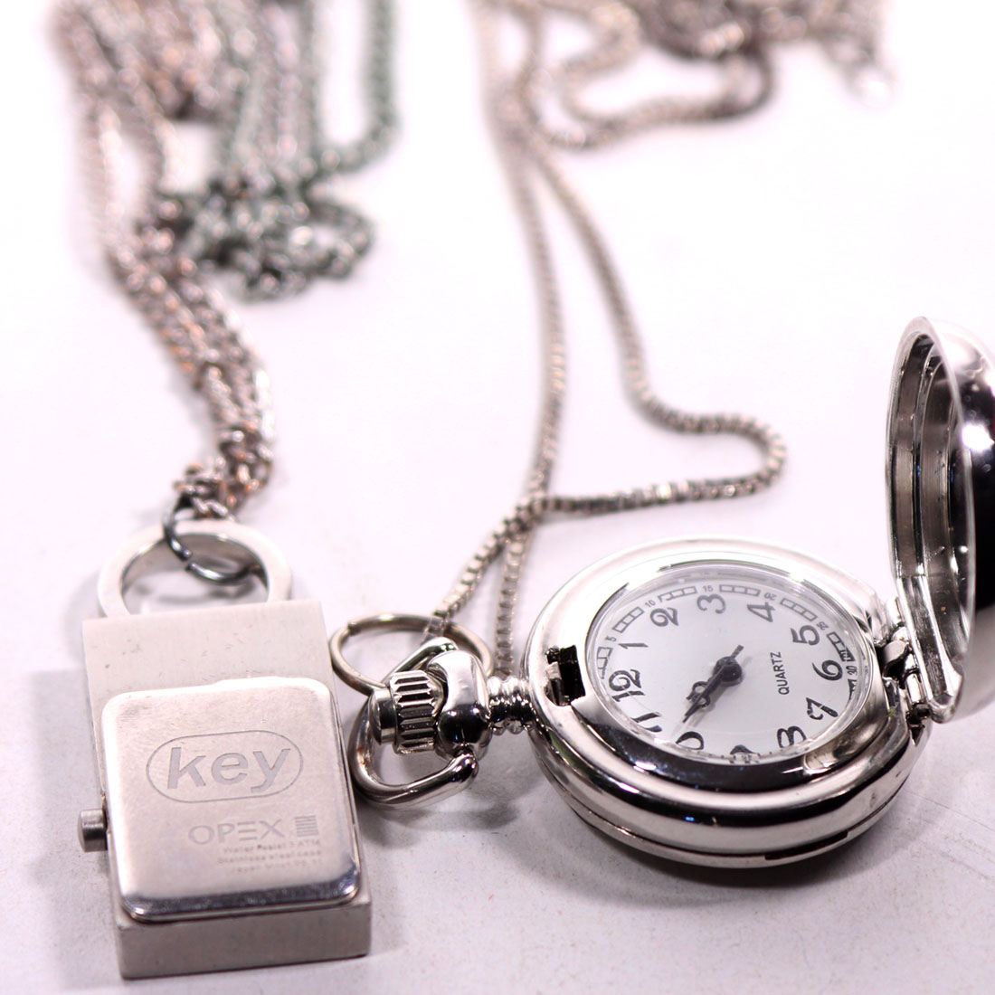 Voir photo 3 de Deux montres analogiques pendentif Deux montres analogiques pendentif Bon état reconditionné photo 3