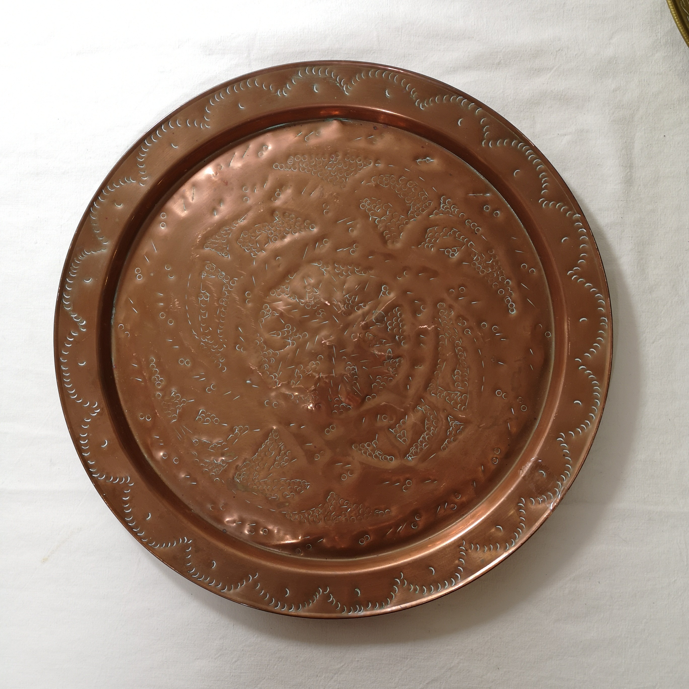 Voir photo 3 de Deux Plats Marocains en laiton et cuivre Deux Plats Marocains en laiton et cuivre Bon état reconditionné photo 3