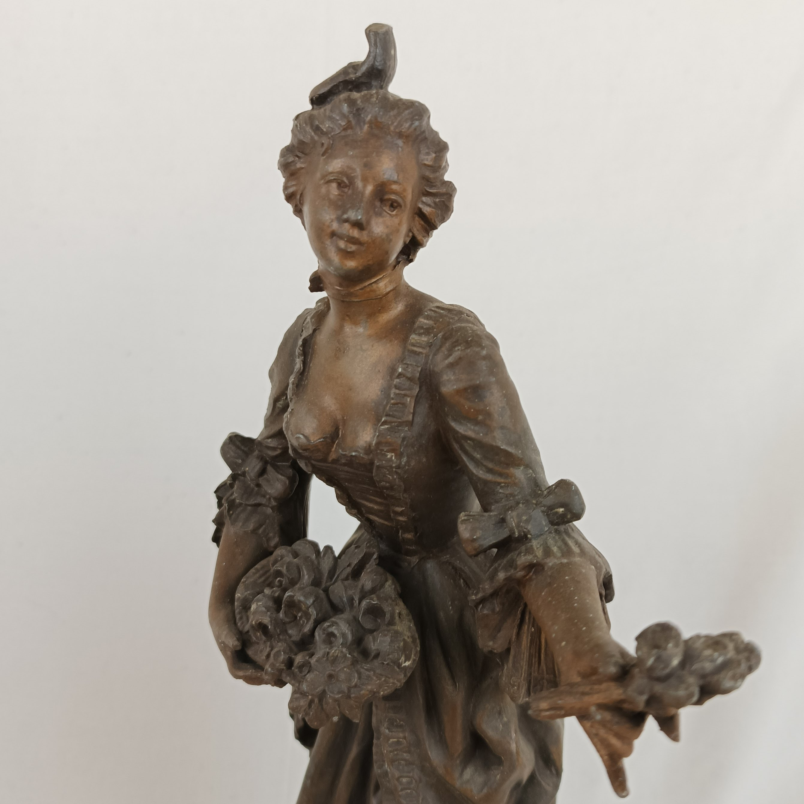 Voir photo 4 de Deux statuettes en régule "Propos Galants", inspirées des oeuvres de Ferville-Suan Deux statuettes en régule "Propos Galants", inspirées des oeuvres de Ferville-Suan État correct reconditionné photo 4