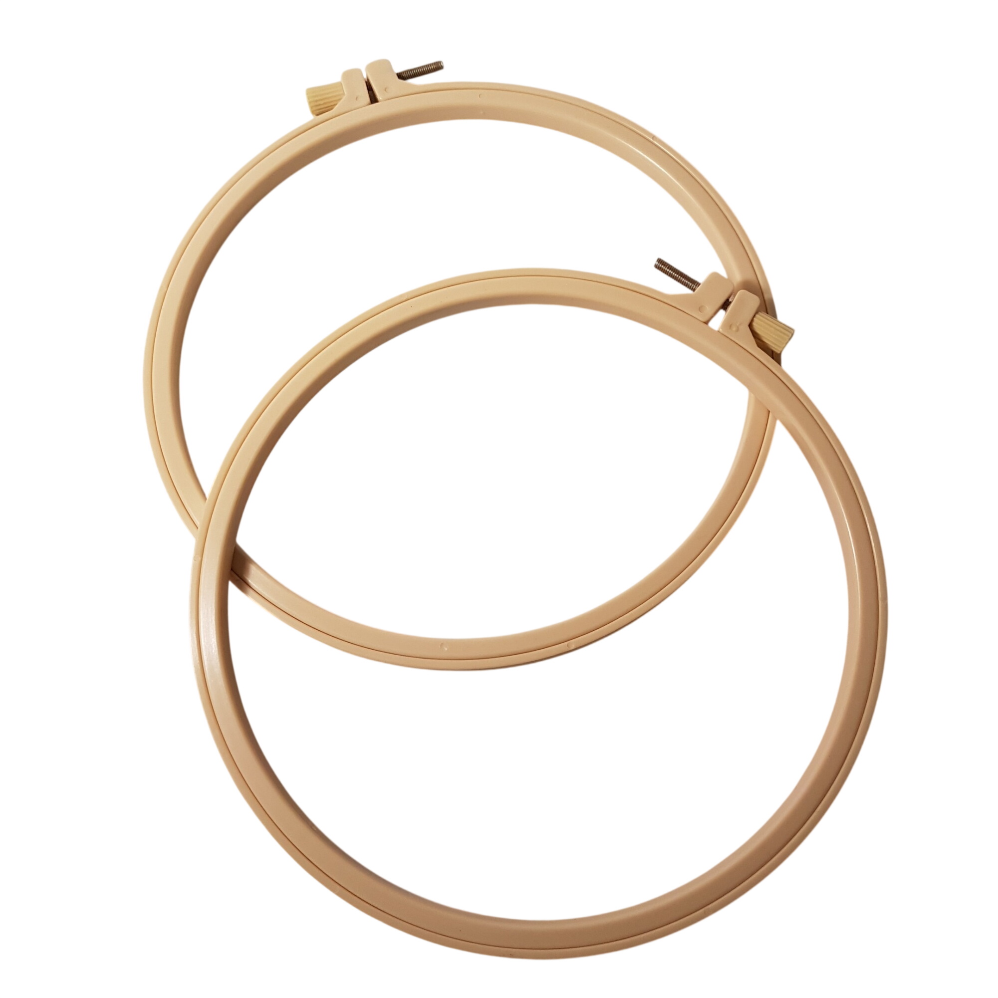 Acheter Deux tambours à broder en plastique 20 cm Très bon état - 10,50 € Deux tambours à broder en plastique 20 cm Très bon état reconditionné disponible sur Label Emmaüs