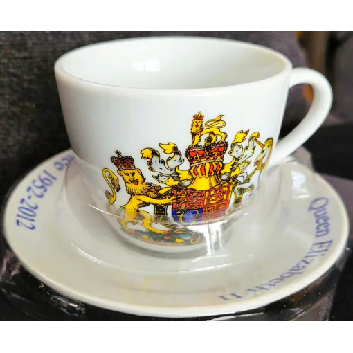 Diamond Jubilee Ceramic Cup & Saucer ( 1952 - 2012 ) / Tasse & Soucoupe Du Jubilé De Diamant De La Reine Elizabeth Ii D'angleterre ( Elgate 5031275670235 ) Bon état reconditionné disponible sur Rakuten