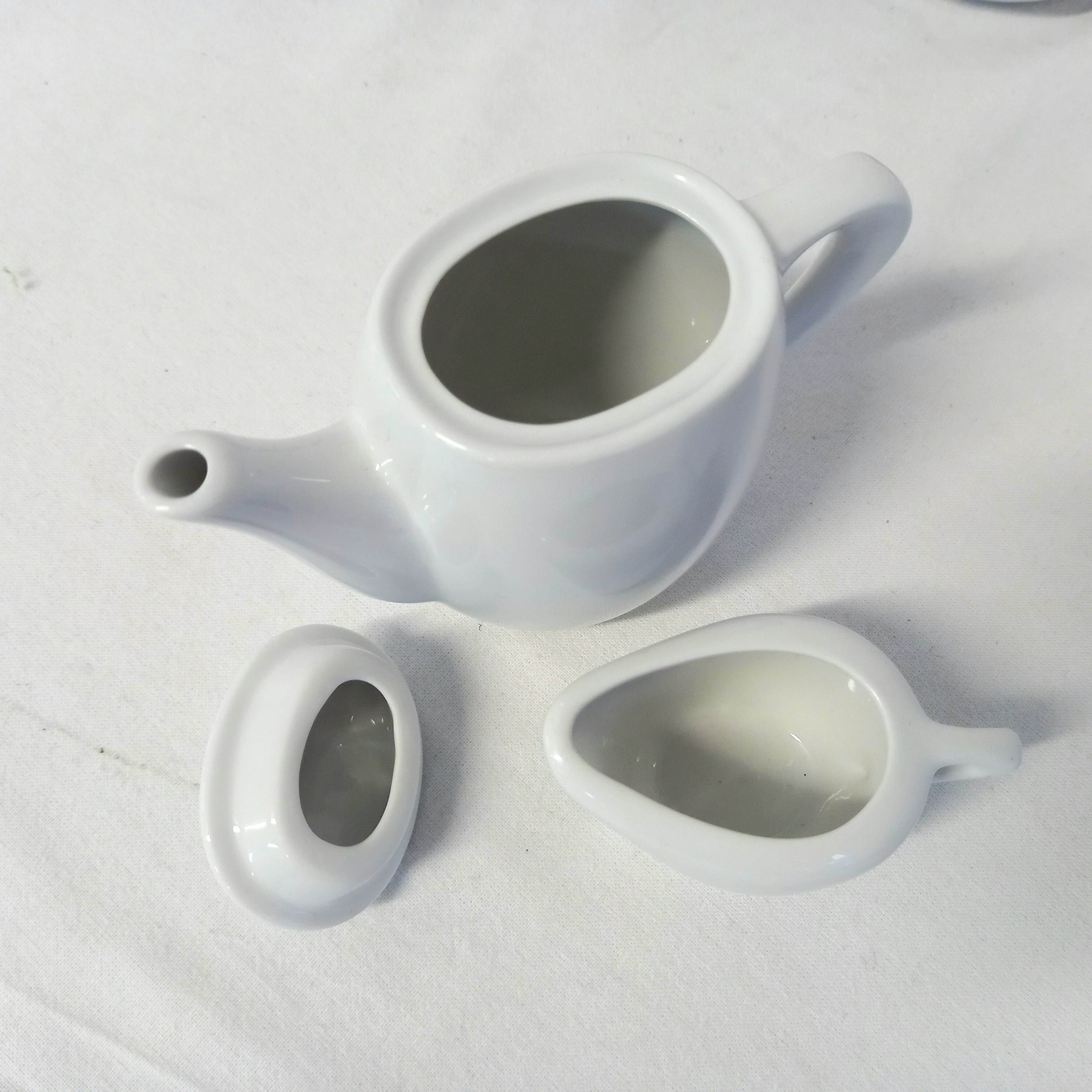 Voir photo 3 de Dinette en porcelaine - quatre tasses et quatre soucoupes, un sucrier, une casserole, une verseuse à lait, une cafetière Dinette en porcelaine - quatre tasses et quatre soucoupes, un sucrier, une casserole, une verseuse à lait, une cafetière Très bon état reconditionné photo 3