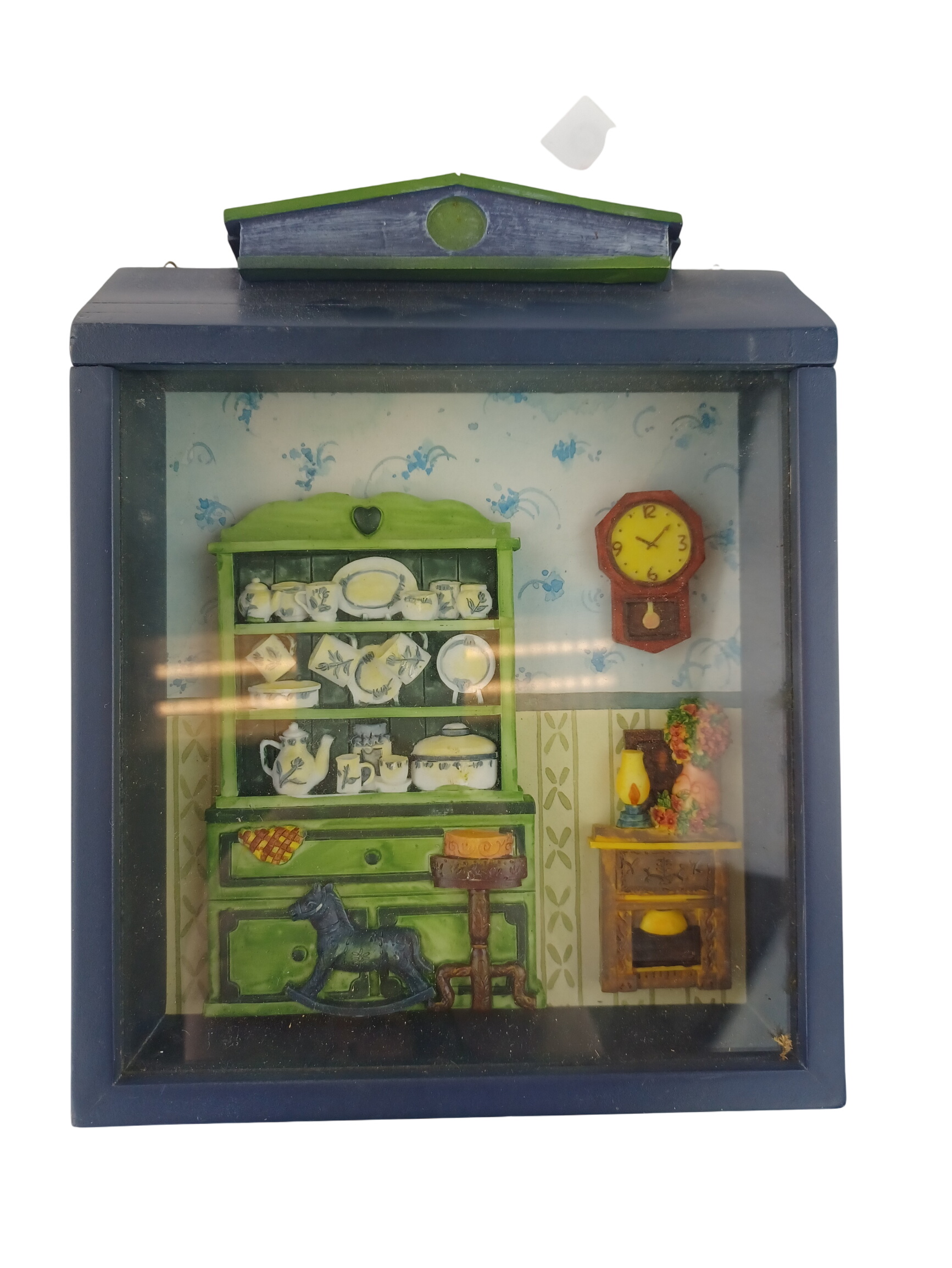 Diorama d'un buffet plein d'un service de table dans un salon bleu de 21x16cm, avec accroches murales Très bon état - 15,00 € Diorama d'un buffet plein d'un service de table dans un salon bleu de 21x16cm, avec accroches murales Très bon état reconditionné disponible sur Label Emmaüs