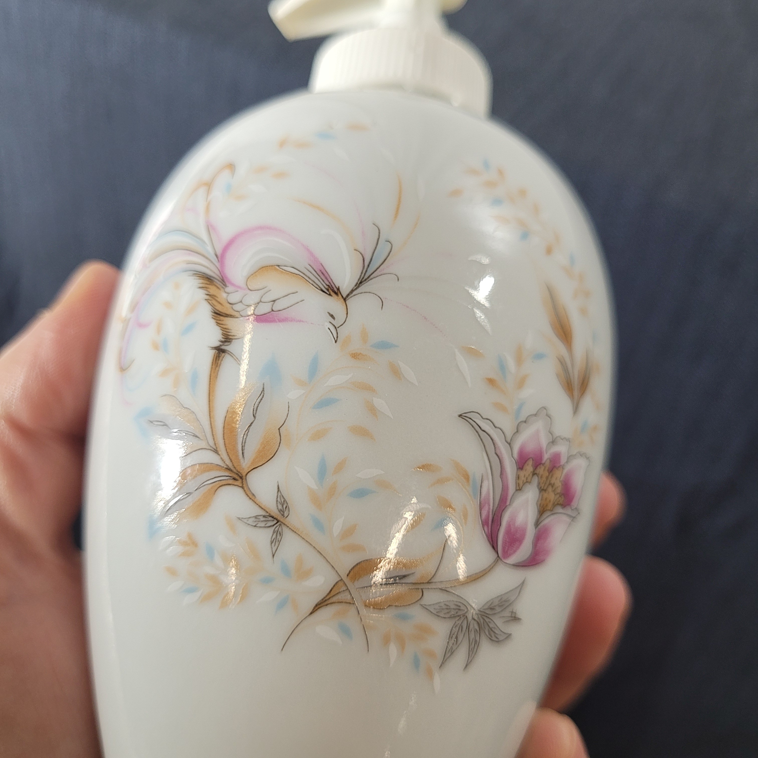 Voir photo 3 de Distributeur de savon vintage en porcelaine "Grand Feu" - Décor floral et oiseau Distributeur de savon vintage en porcelaine "Grand Feu" - Décor floral et oiseau Très bon état reconditionné photo 3