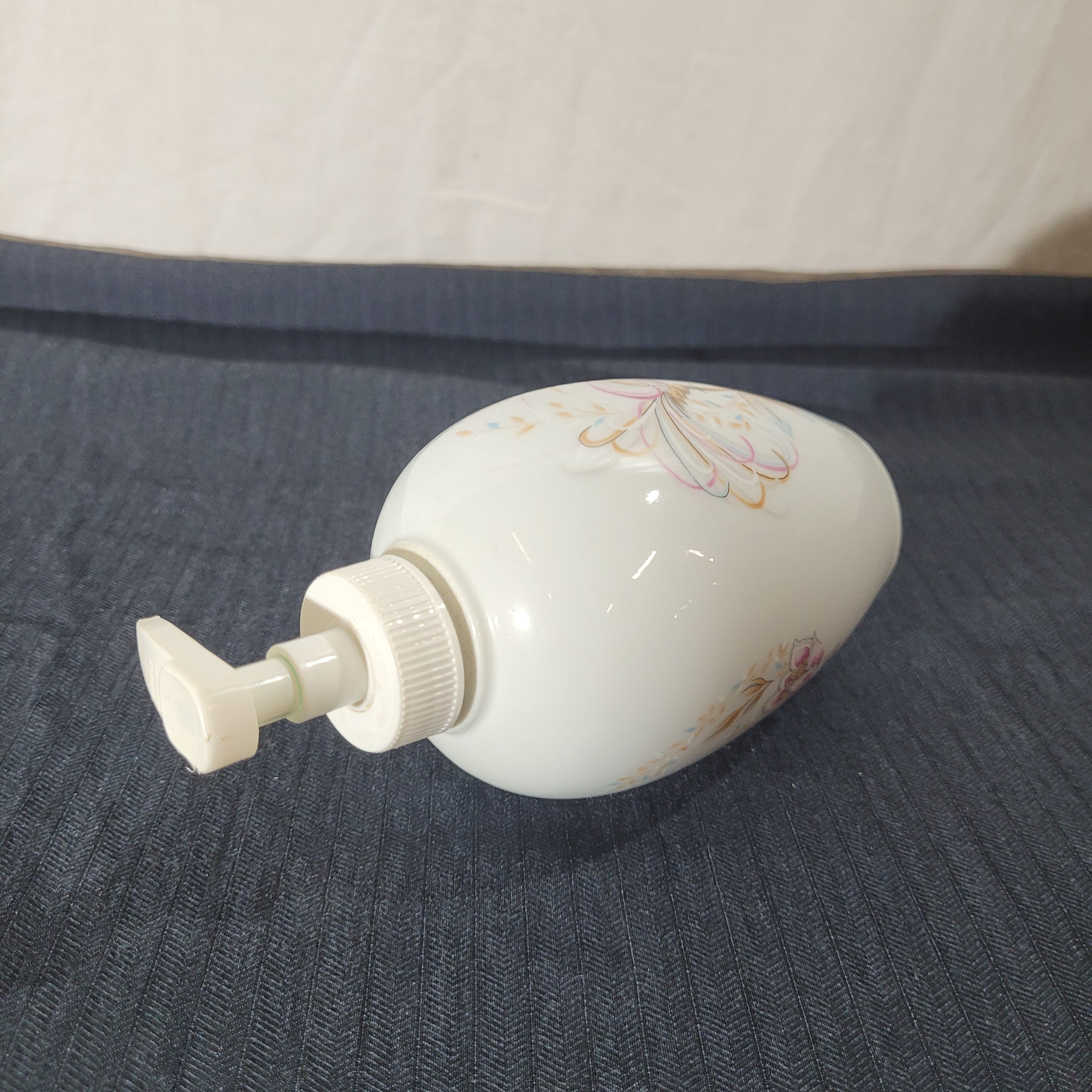Voir photo 4 de Distributeur de savon vintage en porcelaine "Grand Feu" - Décor floral et oiseau Distributeur de savon vintage en porcelaine "Grand Feu" - Décor floral et oiseau Très bon état reconditionné photo 4