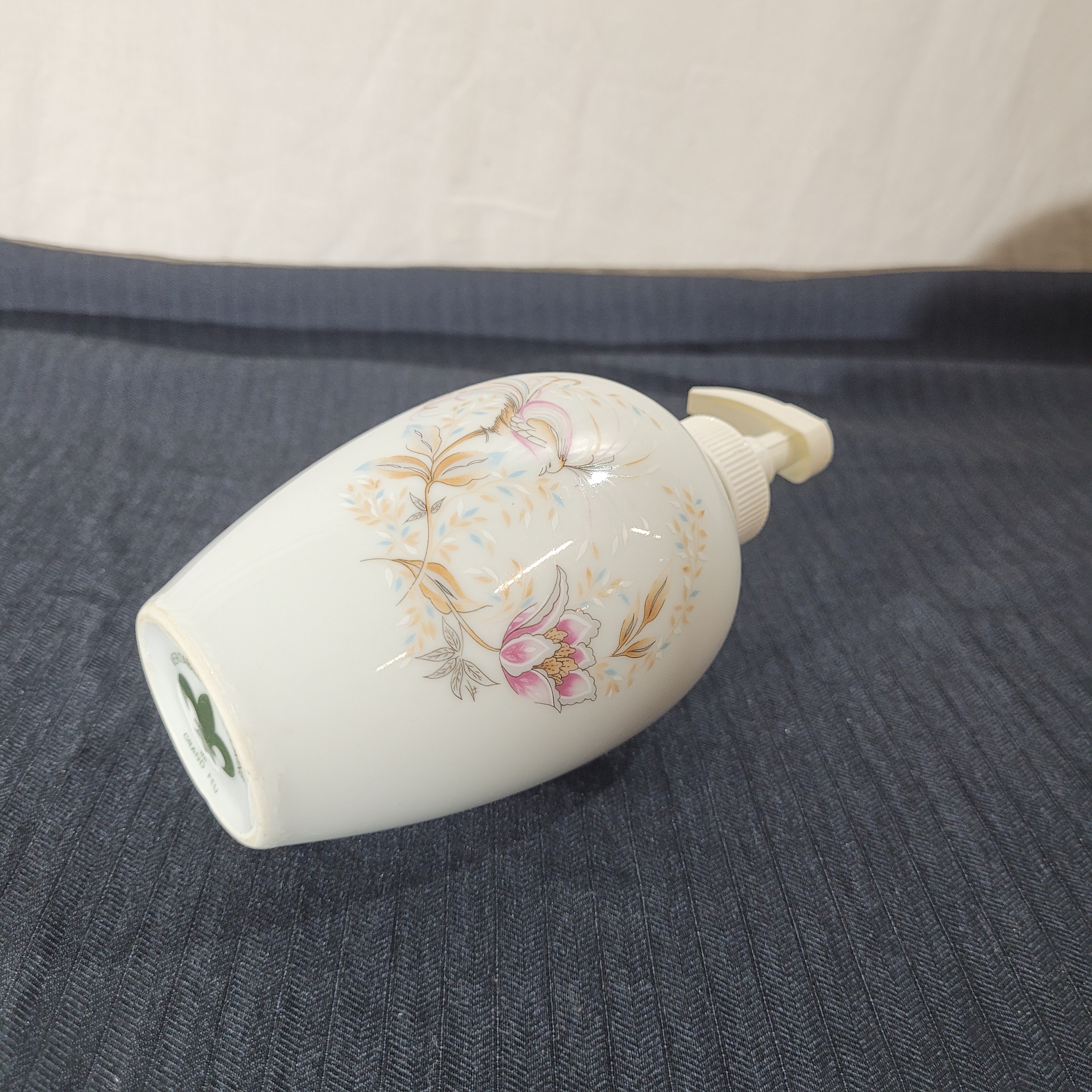Voir photo 5 de Distributeur de savon vintage en porcelaine "Grand Feu" - Décor floral et oiseau Distributeur de savon vintage en porcelaine "Grand Feu" - Décor floral et oiseau Très bon état reconditionné photo 5