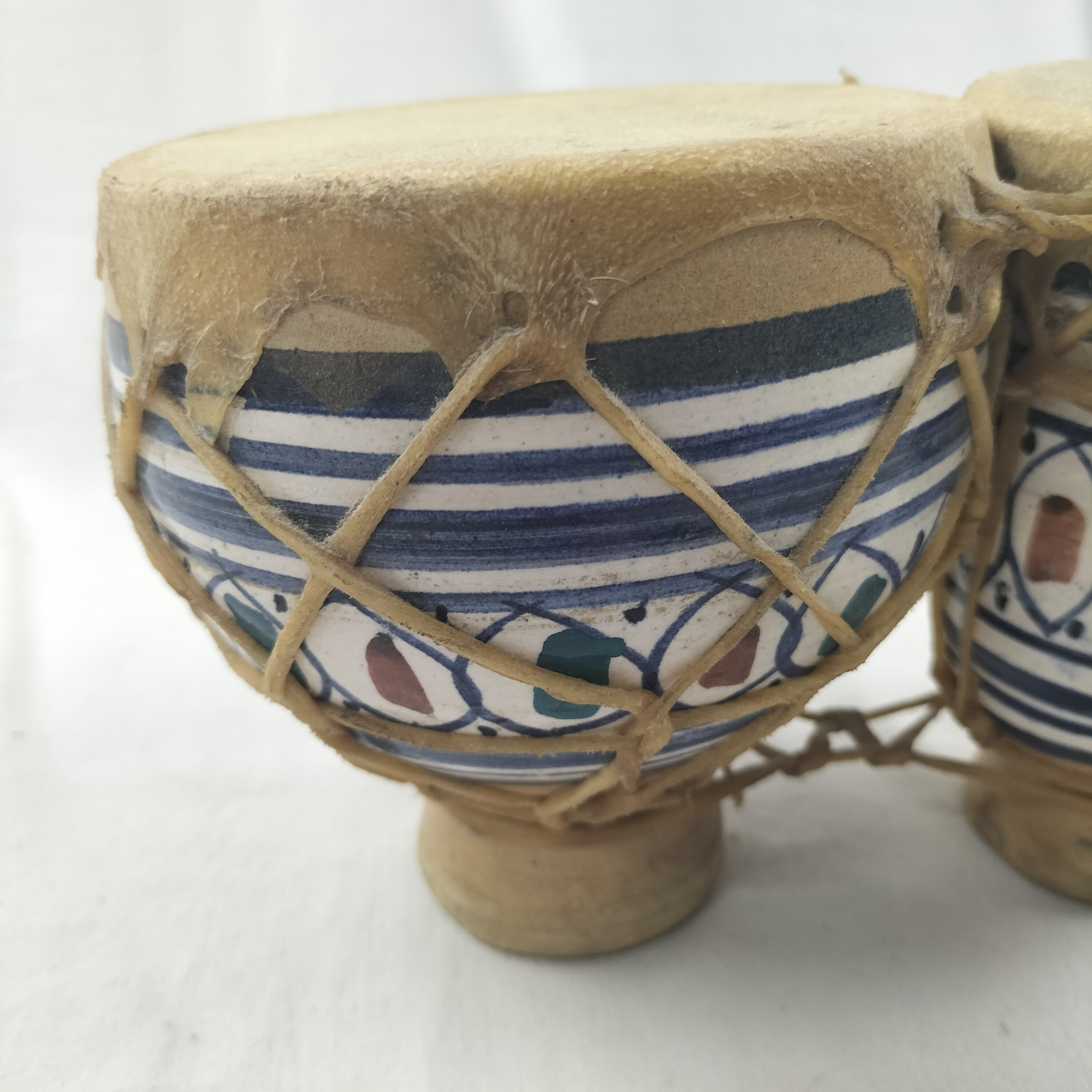 Voir photo 2 de Djembé marocain derbouka en terre cuite et peau de chèvre Djembé marocain derbouka en terre cuite et peau de chèvre Bon état reconditionné photo 2