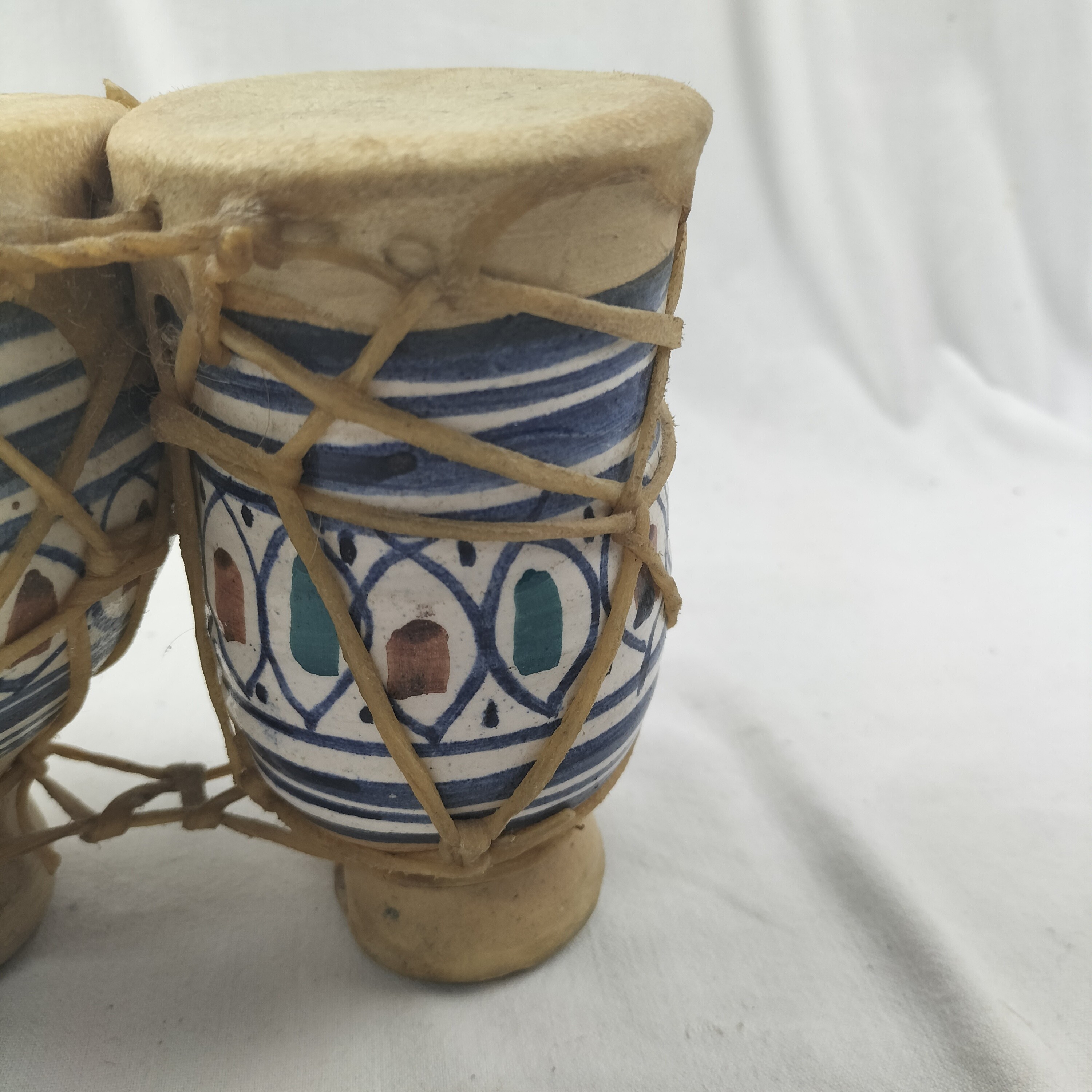 Voir photo 3 de Djembé marocain derbouka en terre cuite et peau de chèvre Djembé marocain derbouka en terre cuite et peau de chèvre Bon état reconditionné photo 3