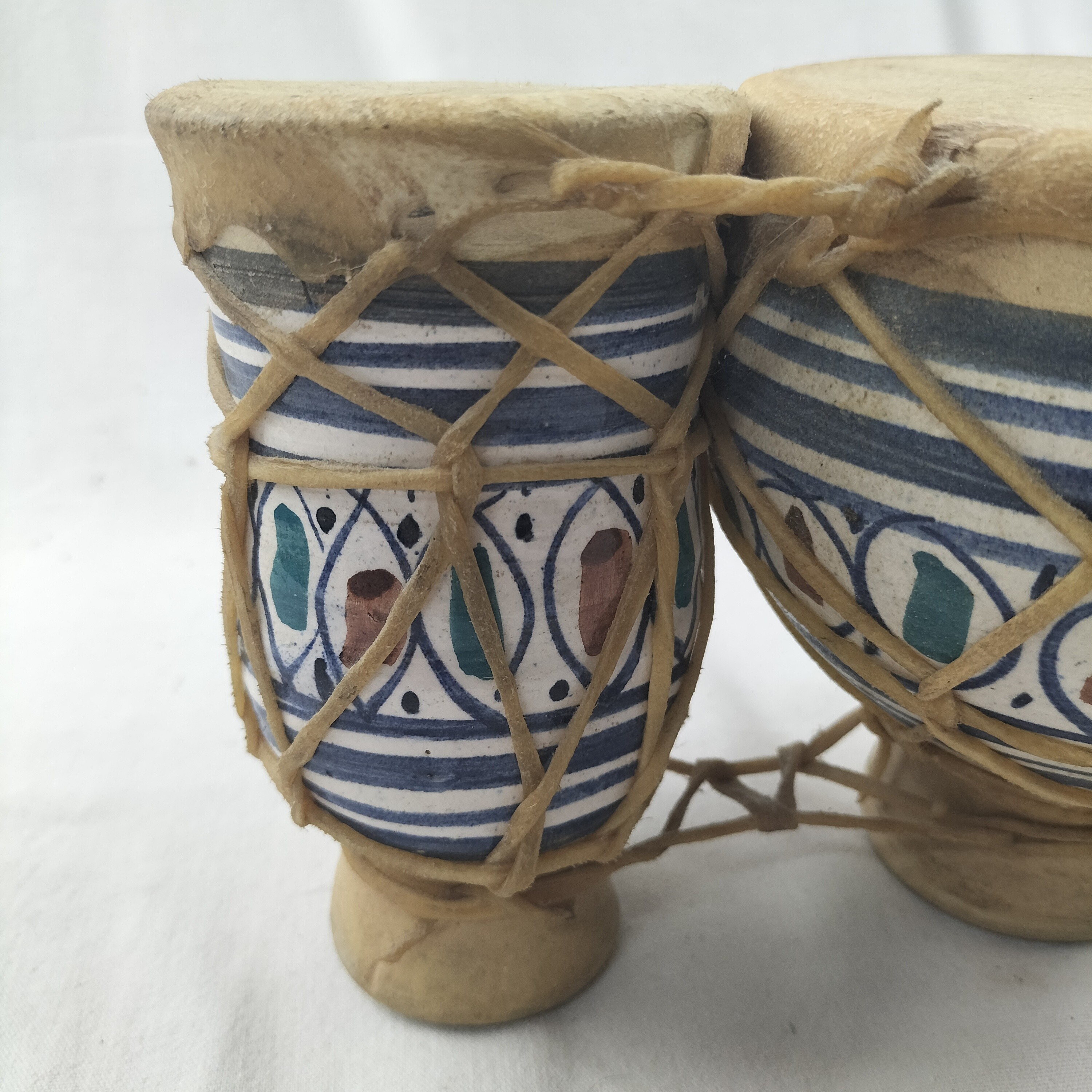 Voir photo 4 de Djembé marocain derbouka en terre cuite et peau de chèvre Djembé marocain derbouka en terre cuite et peau de chèvre Bon état reconditionné photo 4