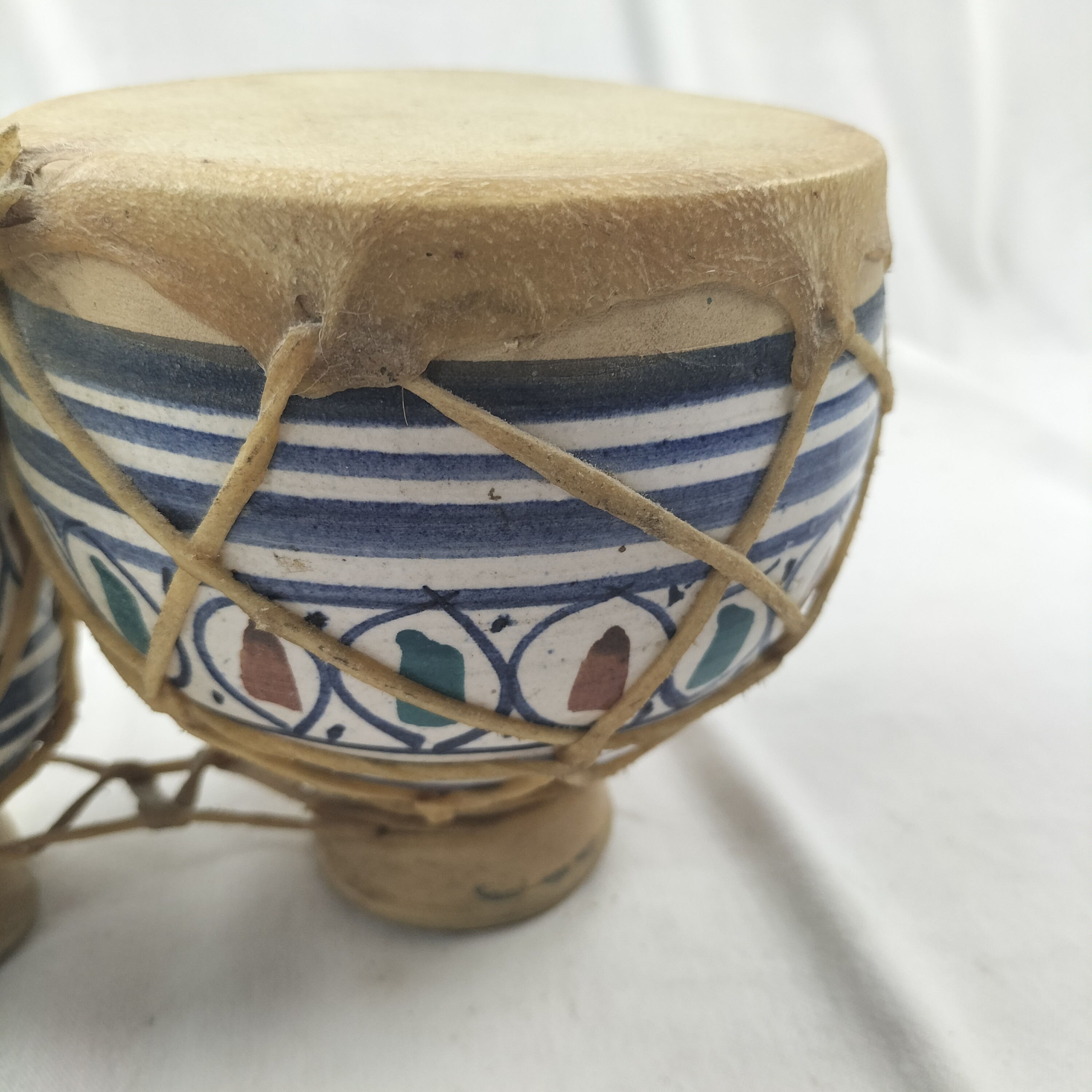 Voir photo 5 de Djembé marocain derbouka en terre cuite et peau de chèvre Djembé marocain derbouka en terre cuite et peau de chèvre Bon état reconditionné photo 5