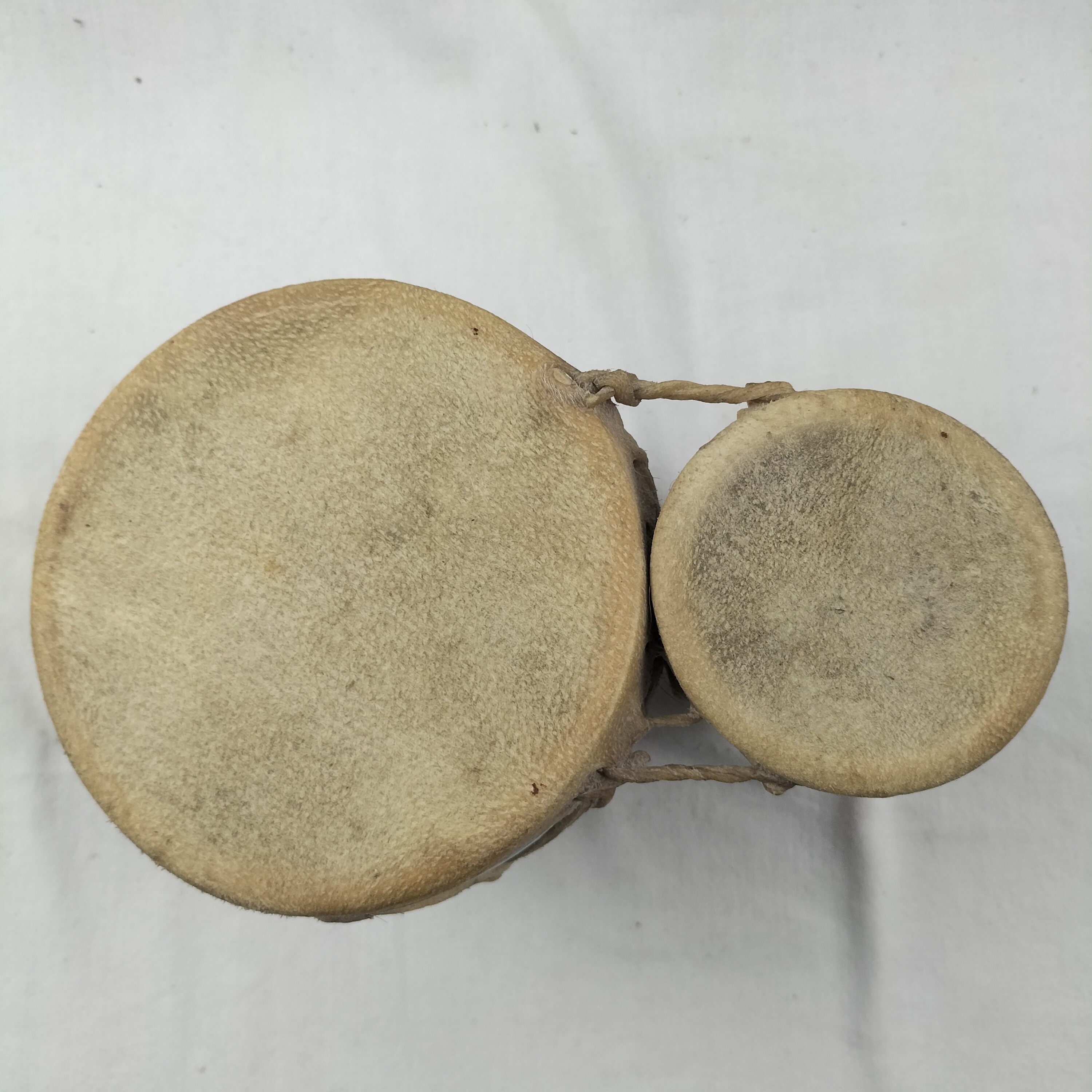 Voir photo 6 de Djembé marocain derbouka en terre cuite et peau de chèvre Djembé marocain derbouka en terre cuite et peau de chèvre Bon état reconditionné photo 6