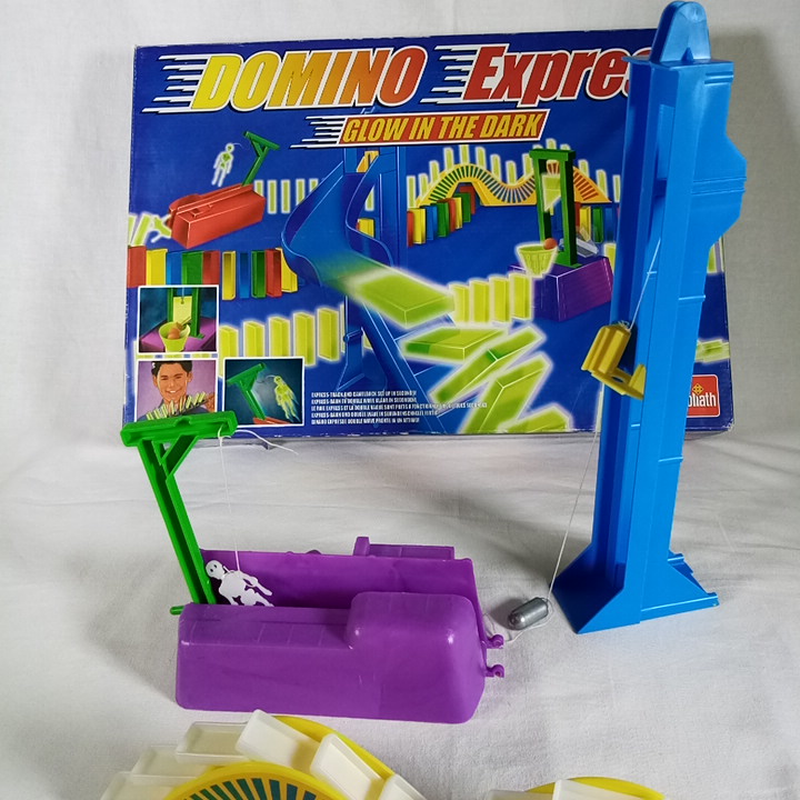 Acheter Domino Express "Glow in the dark", jeu Goliath Bon état - 12,50 € Domino Express "Glow in the dark", jeu Goliath Bon état reconditionné disponible sur Label Emmaüs