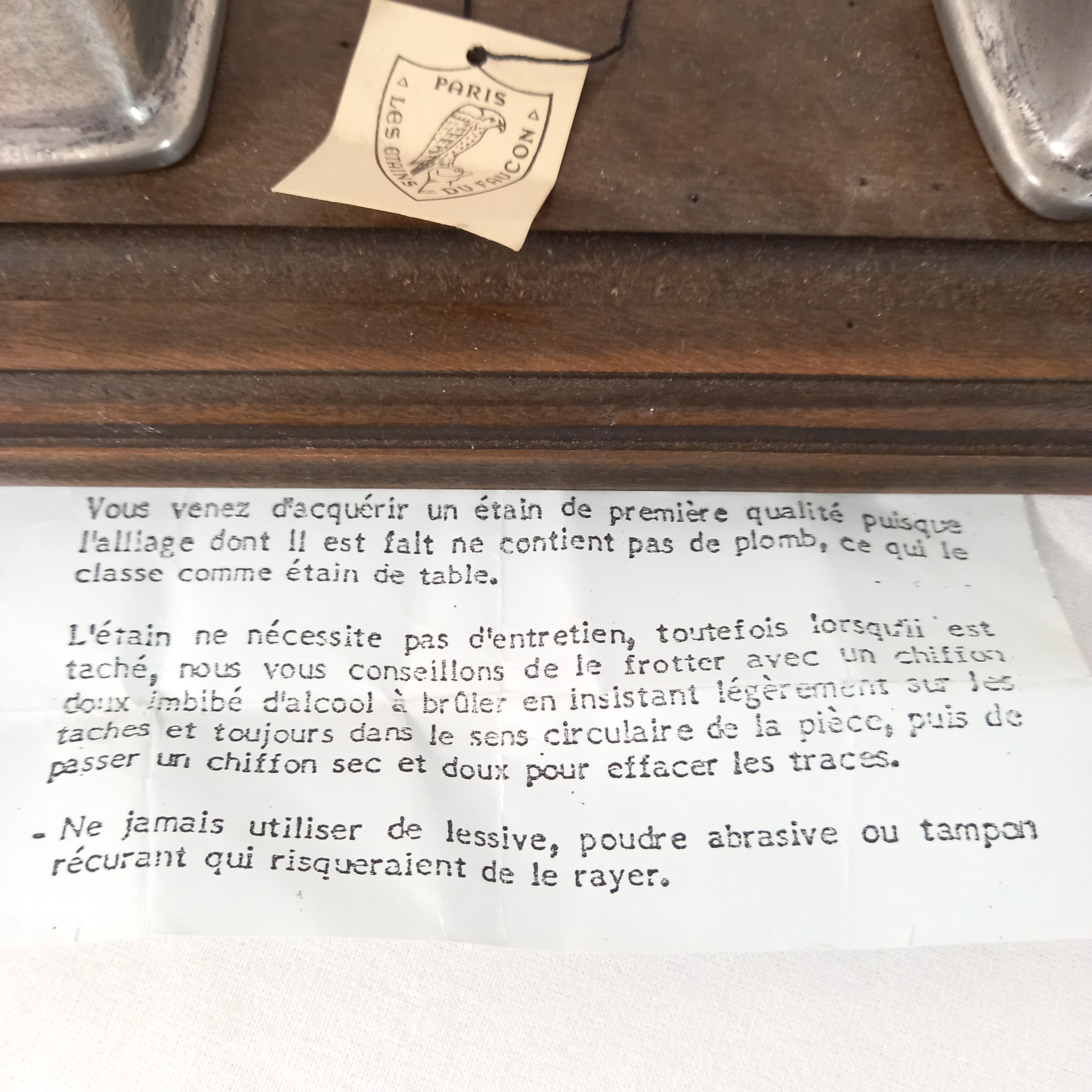 Voir photo 2 de Double encrier en étain avec porte plume, sur bois, de marque Les étains du Faucon - Paris Double encrier en étain avec porte plume, sur bois, de marque Les étains du Faucon - Paris Bon état reconditionné photo 2
