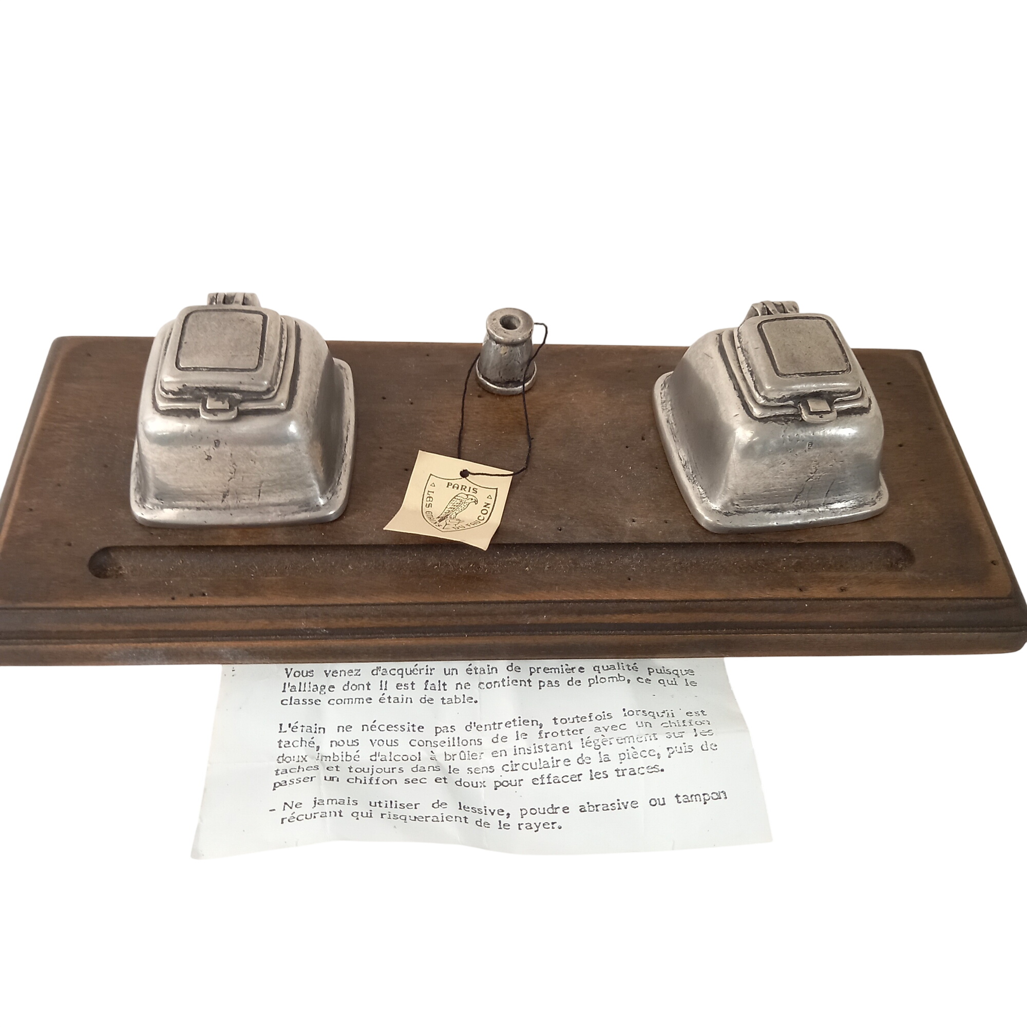 Acheter Double encrier en étain avec porte plume, sur bois, de marque Les étains du Faucon - Paris Bon état - 24,80 € Double encrier en étain avec porte plume, sur bois, de marque Les étains du Faucon - Paris Bon état reconditionné disponible sur Label Emmaüs