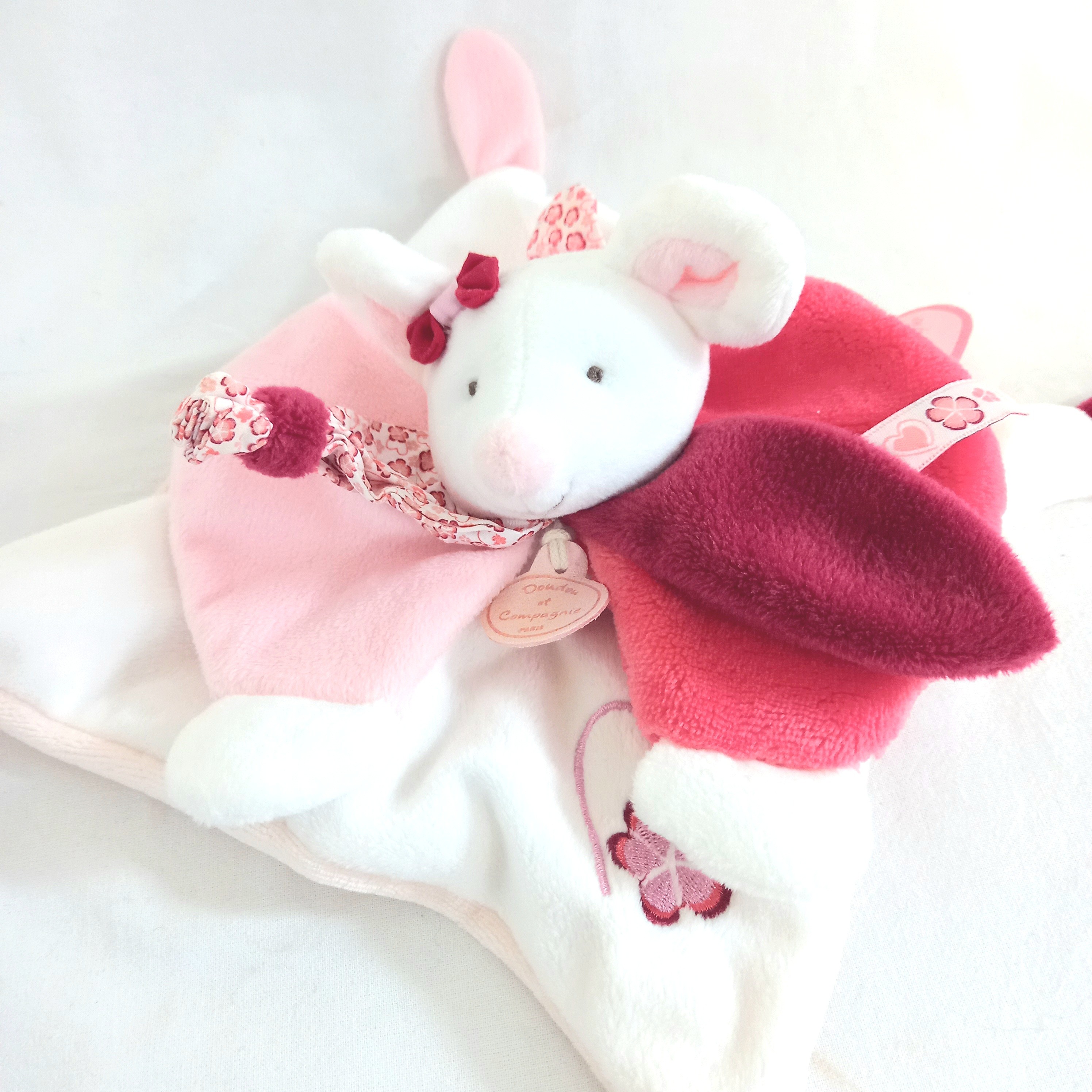 Voir photo 2 de Doudou "Clémentine la souris" de marque Doudou et compagnie, rose, blanc et framboise Doudou "Clémentine la souris" de marque Doudou et compagnie, rose, blanc et framboise Très bon état reconditionné photo 2