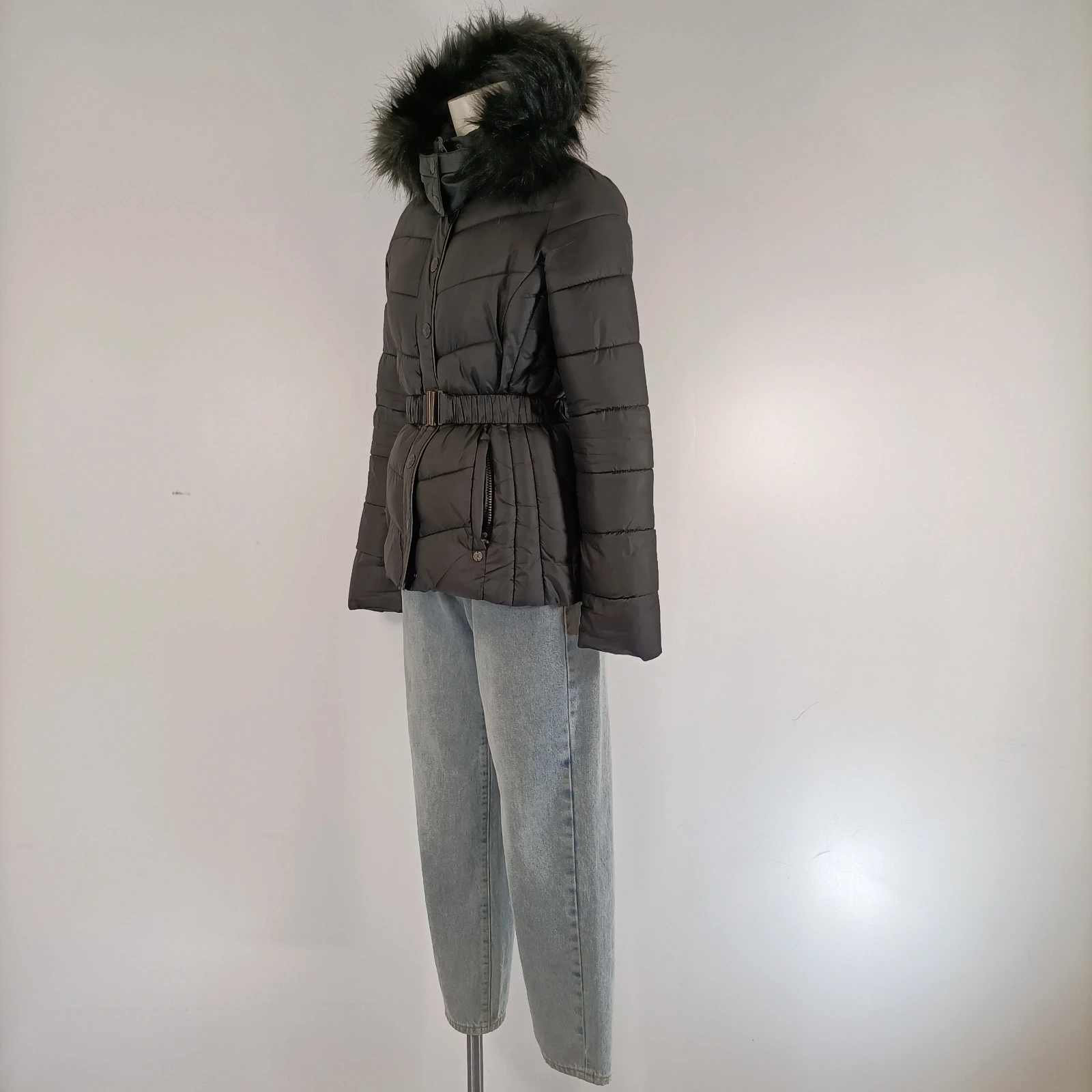 Voir photo 4 de Doudoune Kaporal femme ceinturée noire capuche fausse fourrure chaude hiver Doudoune Kaporal femme ceinturée noire capuche fausse fourrure chaude hiver Très bon état reconditionné photo 4