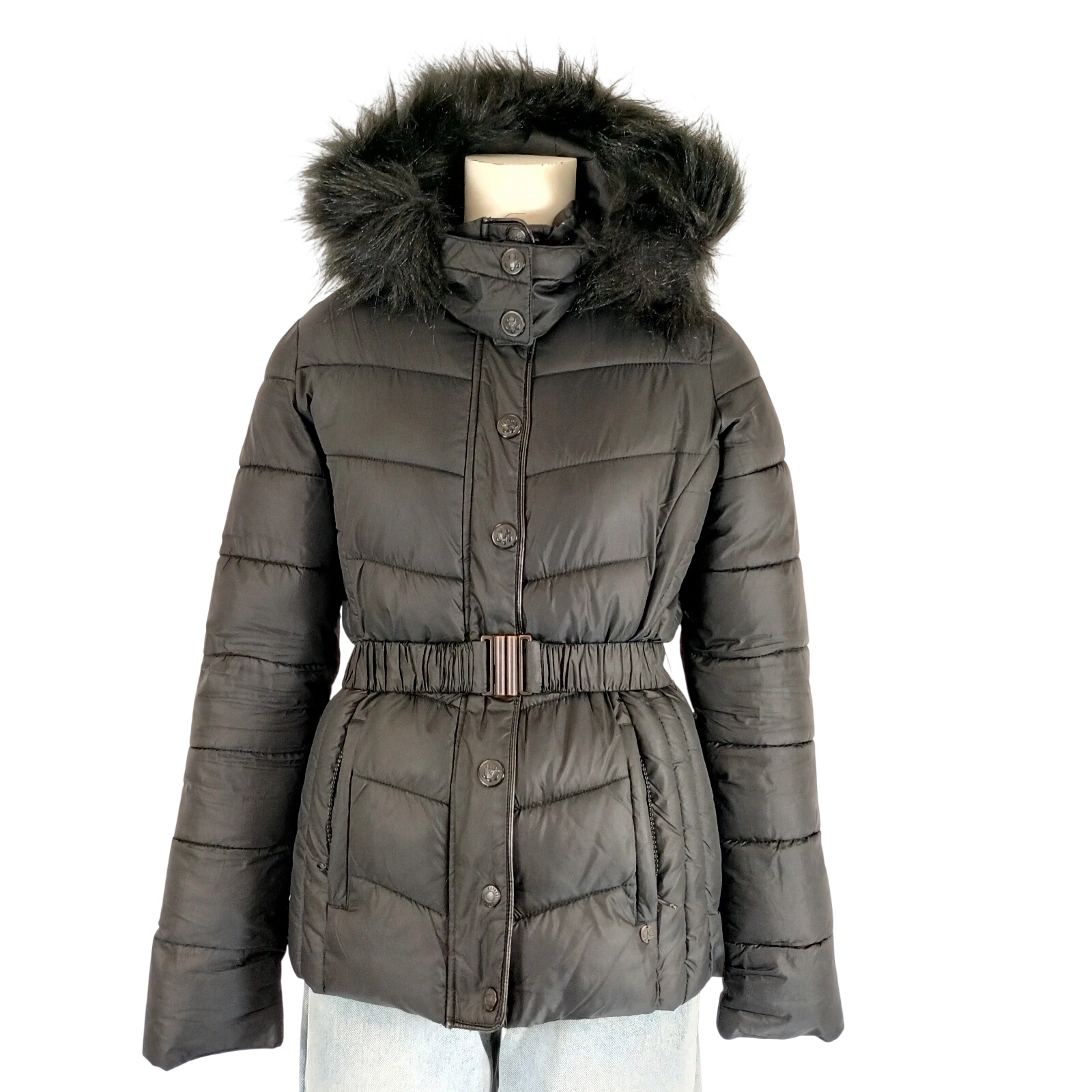 Acheter Doudoune Kaporal femme ceinturée noire capuche fausse fourrure chaude hiver Très bon état - 10,00 € Doudoune Kaporal femme ceinturée noire capuche fausse fourrure chaude hiver Très bon état reconditionné disponible sur Label Emmaüs