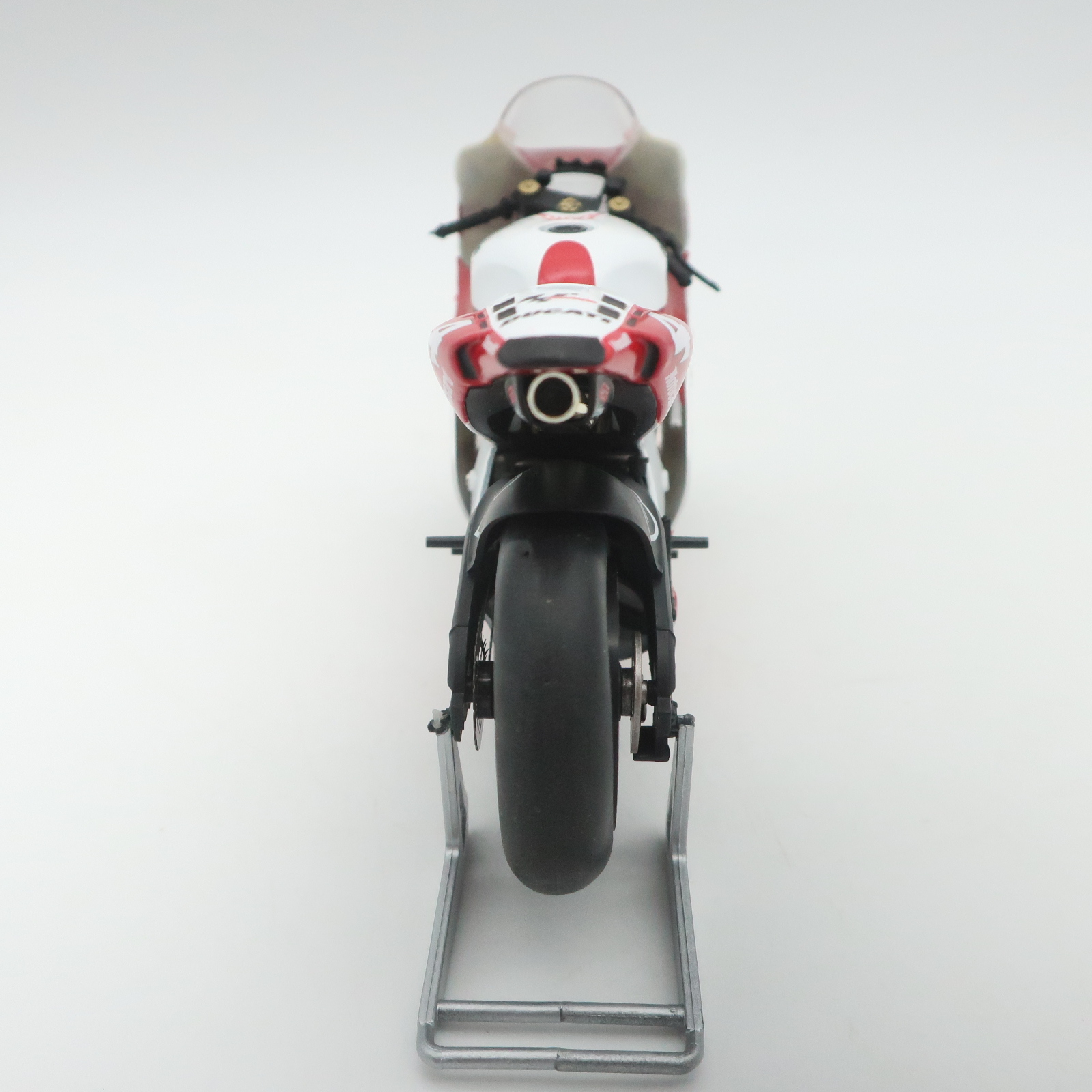 Voir photo 5 de " Ducati Desmosedici GP7 Alex Barros 2007 Moto GP" 1/12 en métal et plastique Altaya " Ducati Desmosedici GP7 Alex Barros 2007 Moto GP" 1/12 en métal et plastique Altaya Très bon état reconditionné photo 5