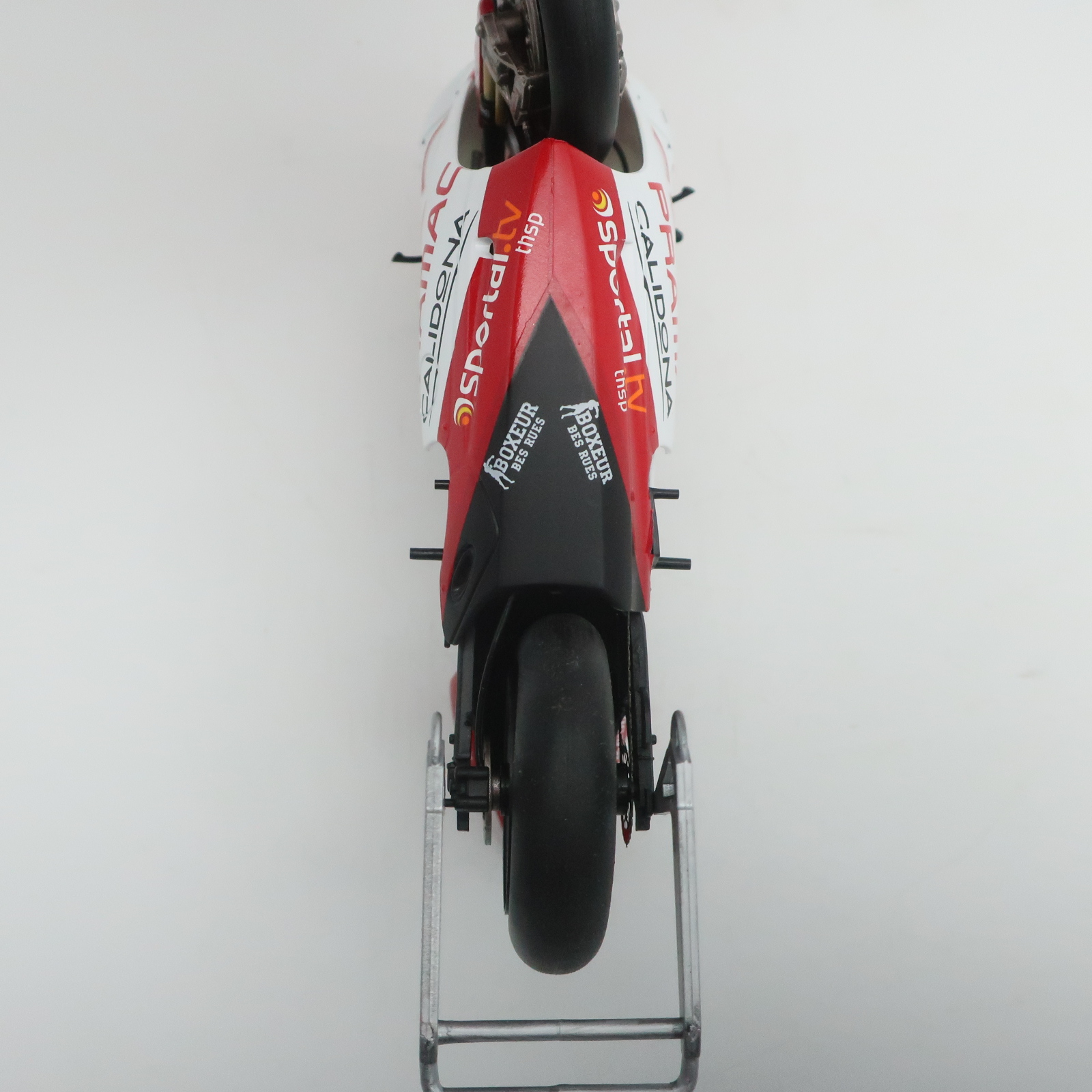 Voir photo 6 de " Ducati Desmosedici GP7 Alex Barros 2007 Moto GP" 1/12 en métal et plastique Altaya " Ducati Desmosedici GP7 Alex Barros 2007 Moto GP" 1/12 en métal et plastique Altaya Très bon état reconditionné photo 6