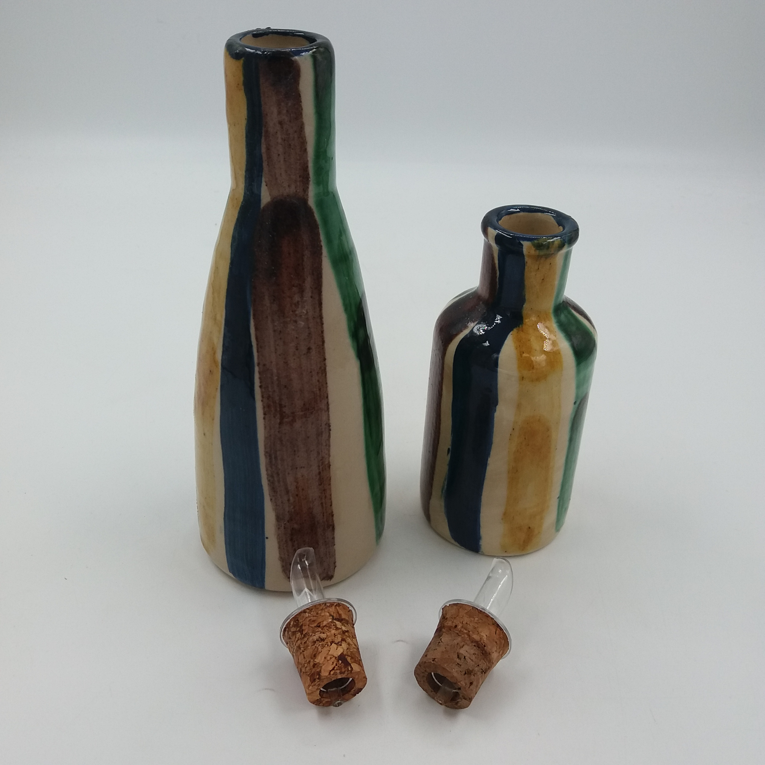 Voir photo 2 de Duo d’huilier et vinaigrier. En céramique vernissé artisanale. Bouchon verseur en verre + liège. Rayé multicolore. Duo d’huilier et vinaigrier. En céramique vernissé artisanale. Bouchon verseur en verre + liège. Rayé multicolore. Très bon état reconditionné photo 2