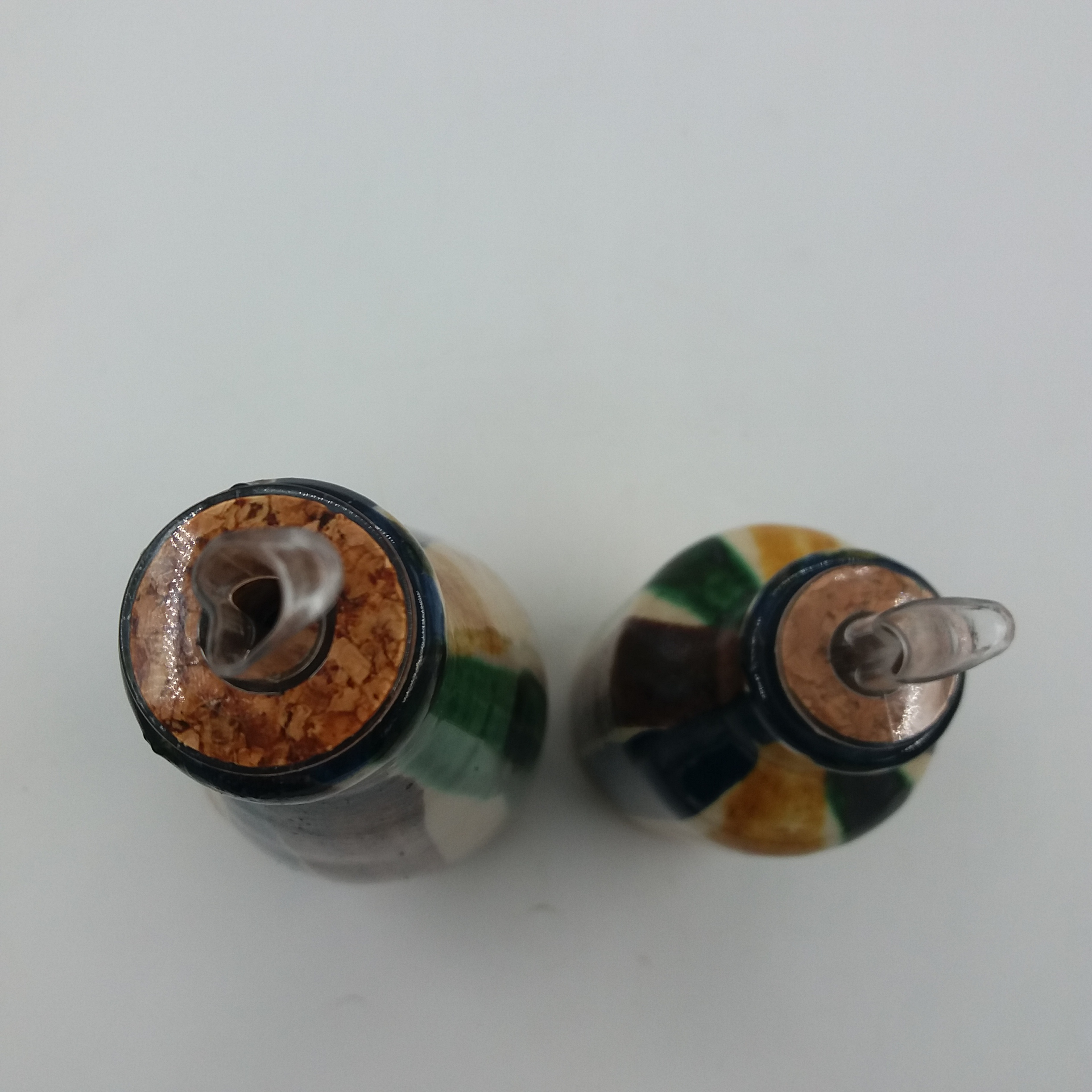 Voir photo 3 de Duo d’huilier et vinaigrier. En céramique vernissé artisanale. Bouchon verseur en verre + liège. Rayé multicolore. Duo d’huilier et vinaigrier. En céramique vernissé artisanale. Bouchon verseur en verre + liège. Rayé multicolore. Très bon état reconditionné photo 3