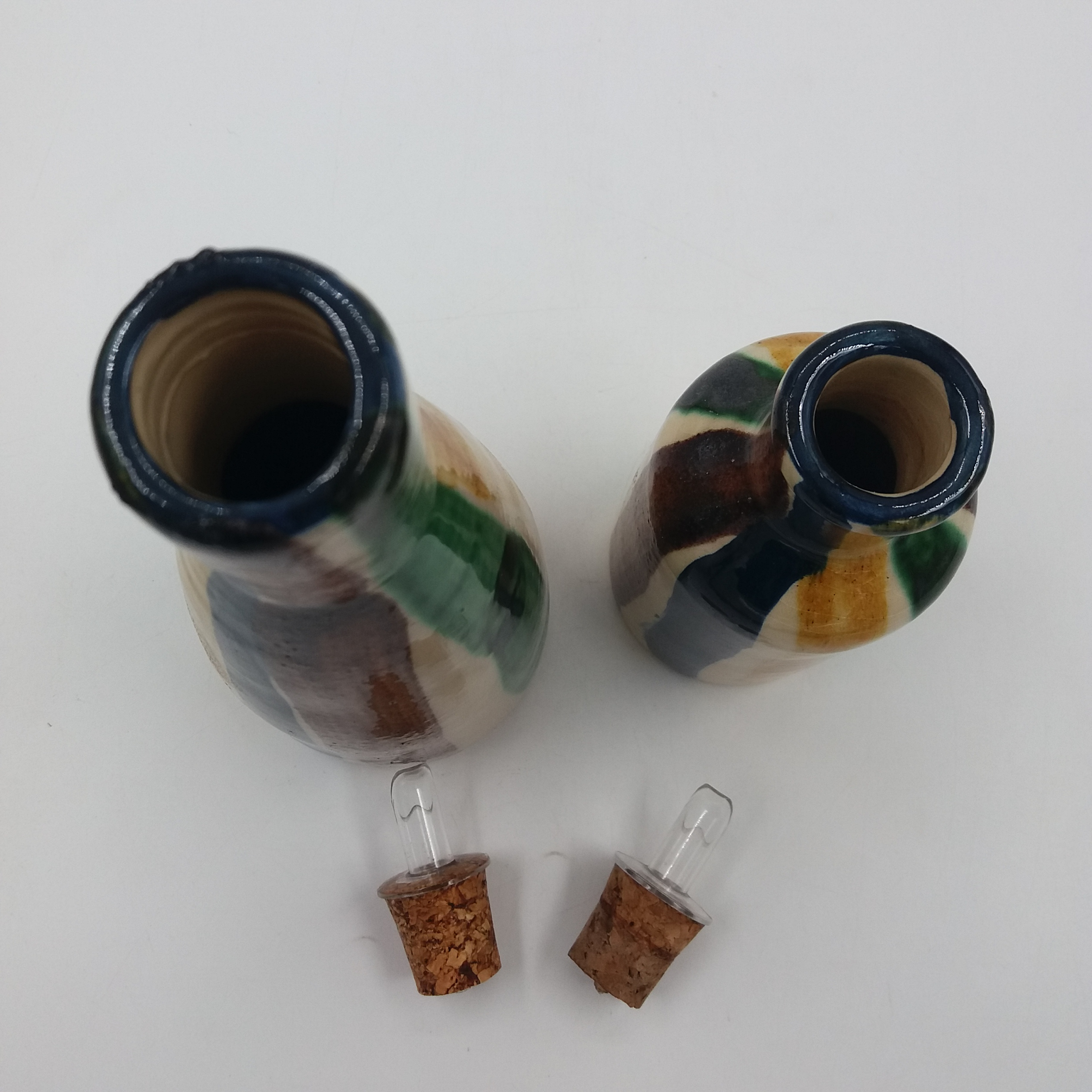 Voir photo 4 de Duo d’huilier et vinaigrier. En céramique vernissé artisanale. Bouchon verseur en verre + liège. Rayé multicolore. Duo d’huilier et vinaigrier. En céramique vernissé artisanale. Bouchon verseur en verre + liège. Rayé multicolore. Très bon état reconditionné photo 4