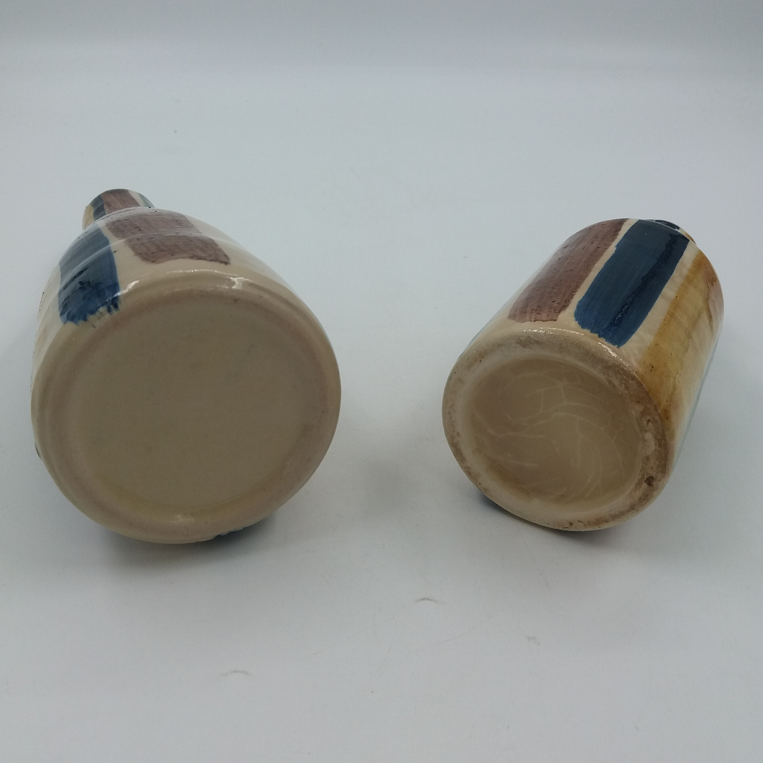 Voir photo 5 de Duo d’huilier et vinaigrier. En céramique vernissé artisanale. Bouchon verseur en verre + liège. Rayé multicolore. Duo d’huilier et vinaigrier. En céramique vernissé artisanale. Bouchon verseur en verre + liège. Rayé multicolore. Très bon état reconditionné photo 5