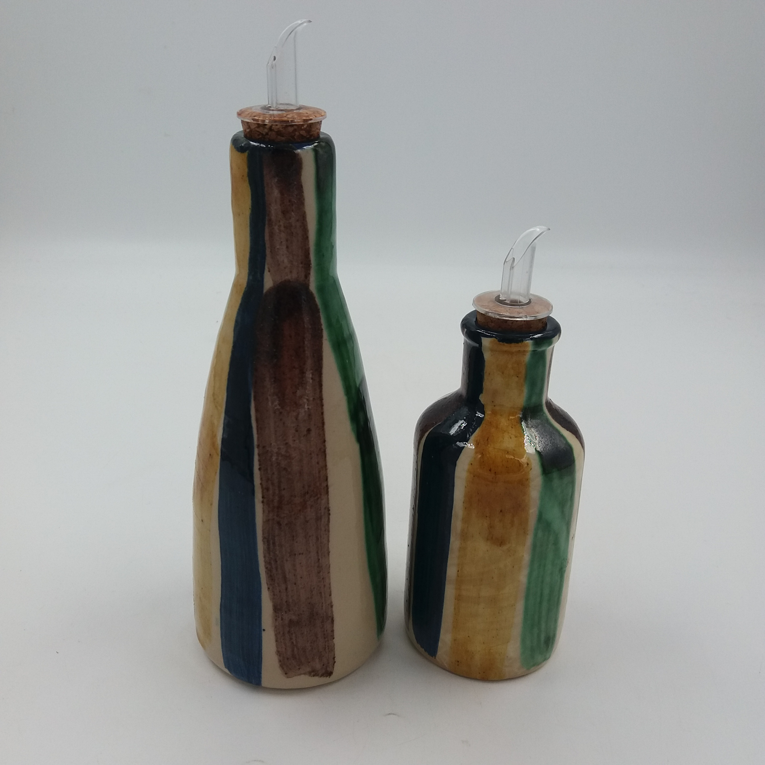 Voir photo 6 de Duo d’huilier et vinaigrier. En céramique vernissé artisanale. Bouchon verseur en verre + liège. Rayé multicolore. Duo d’huilier et vinaigrier. En céramique vernissé artisanale. Bouchon verseur en verre + liège. Rayé multicolore. Très bon état reconditionné photo 6