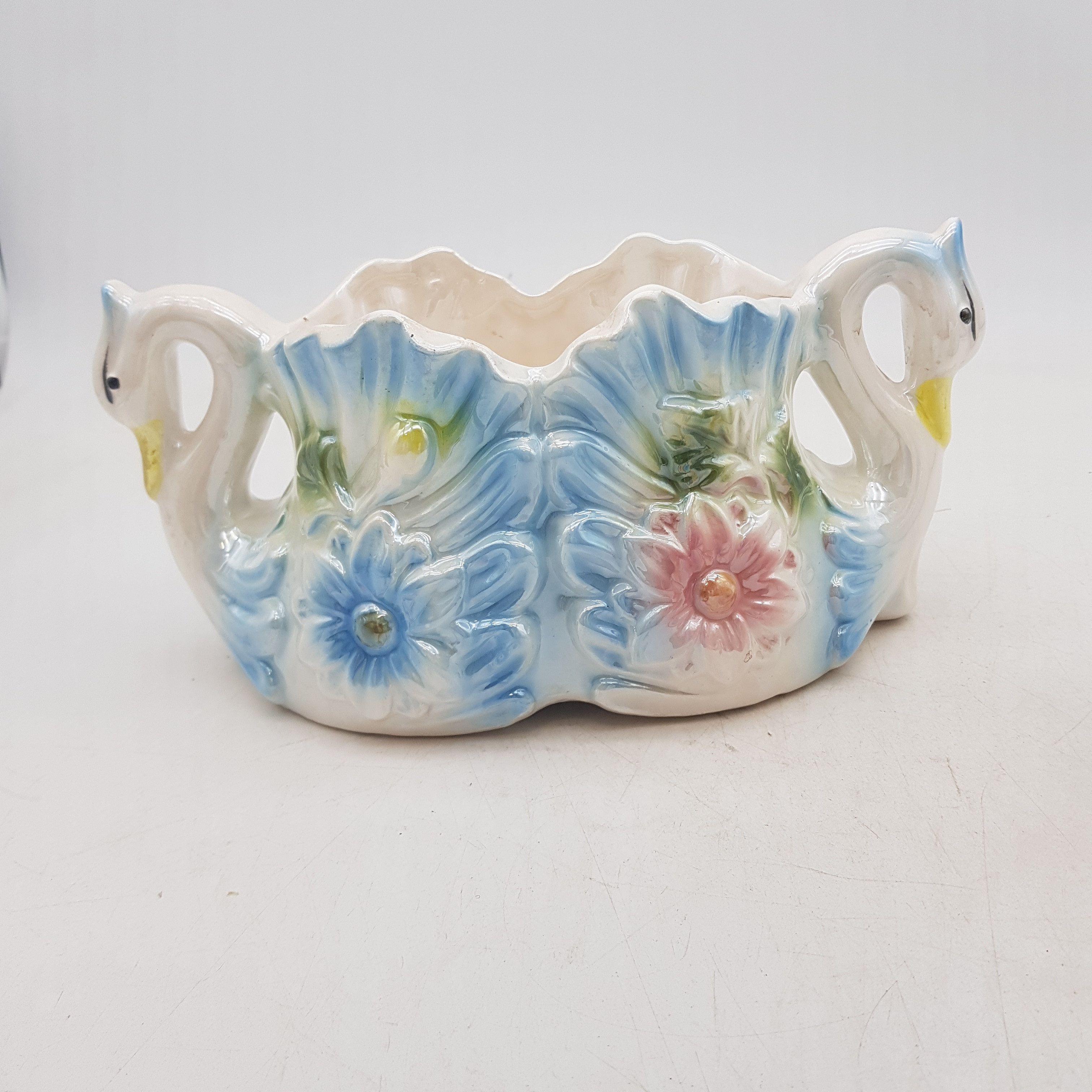 Voir photo 2 de Duo de cache-pot / jardinière avec un joli décor de cygnes et fleurs nacrés Duo de cache-pot / jardinière avec un joli décor de cygnes et fleurs nacrés Bon état reconditionné photo 2