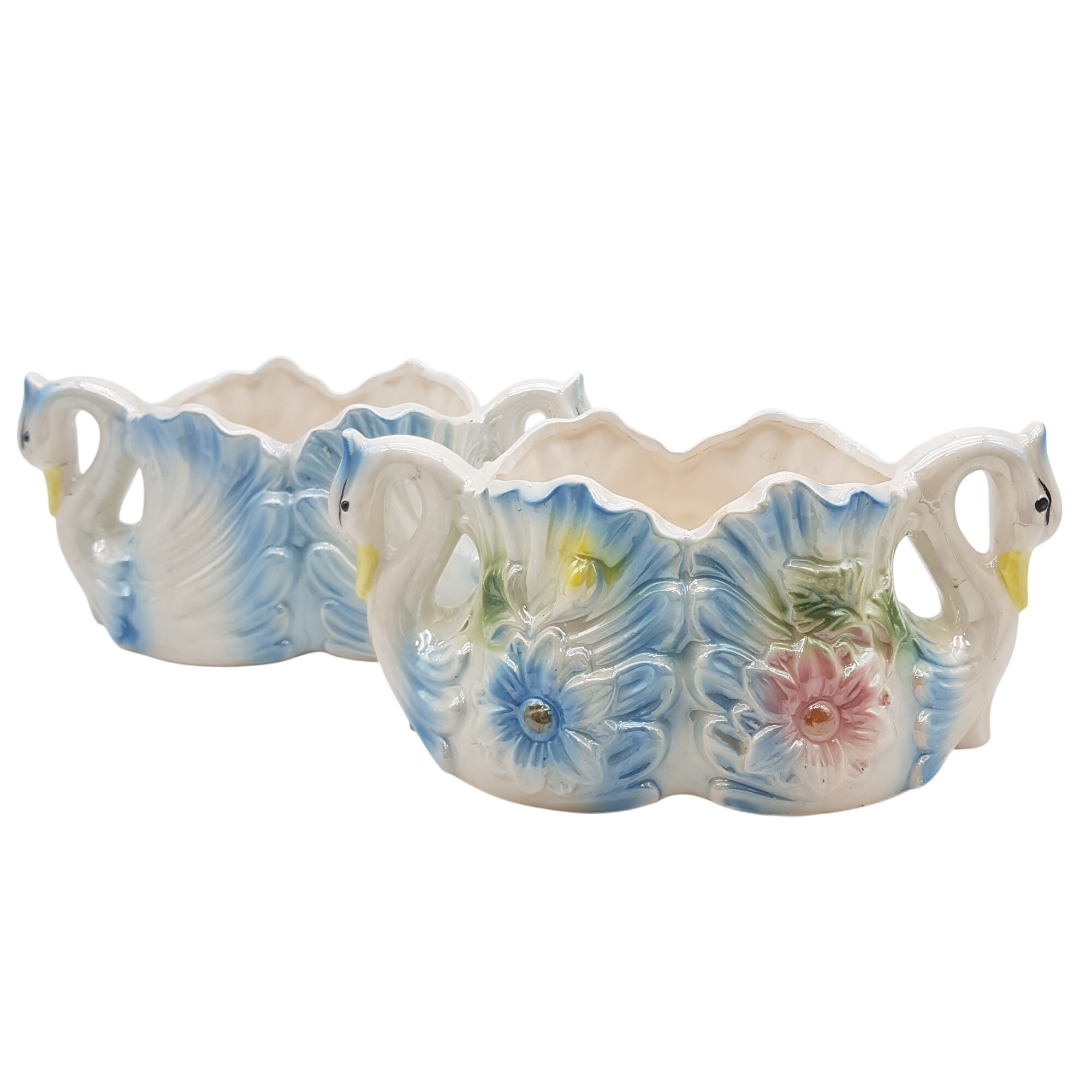 Duo de cache-pot / jardinière avec un joli décor de cygnes et fleurs nacrés Bon état - 30,00 € Duo de cache-pot / jardinière avec un joli décor de cygnes et fleurs nacrés Bon état reconditionné disponible sur Label Emmaüs