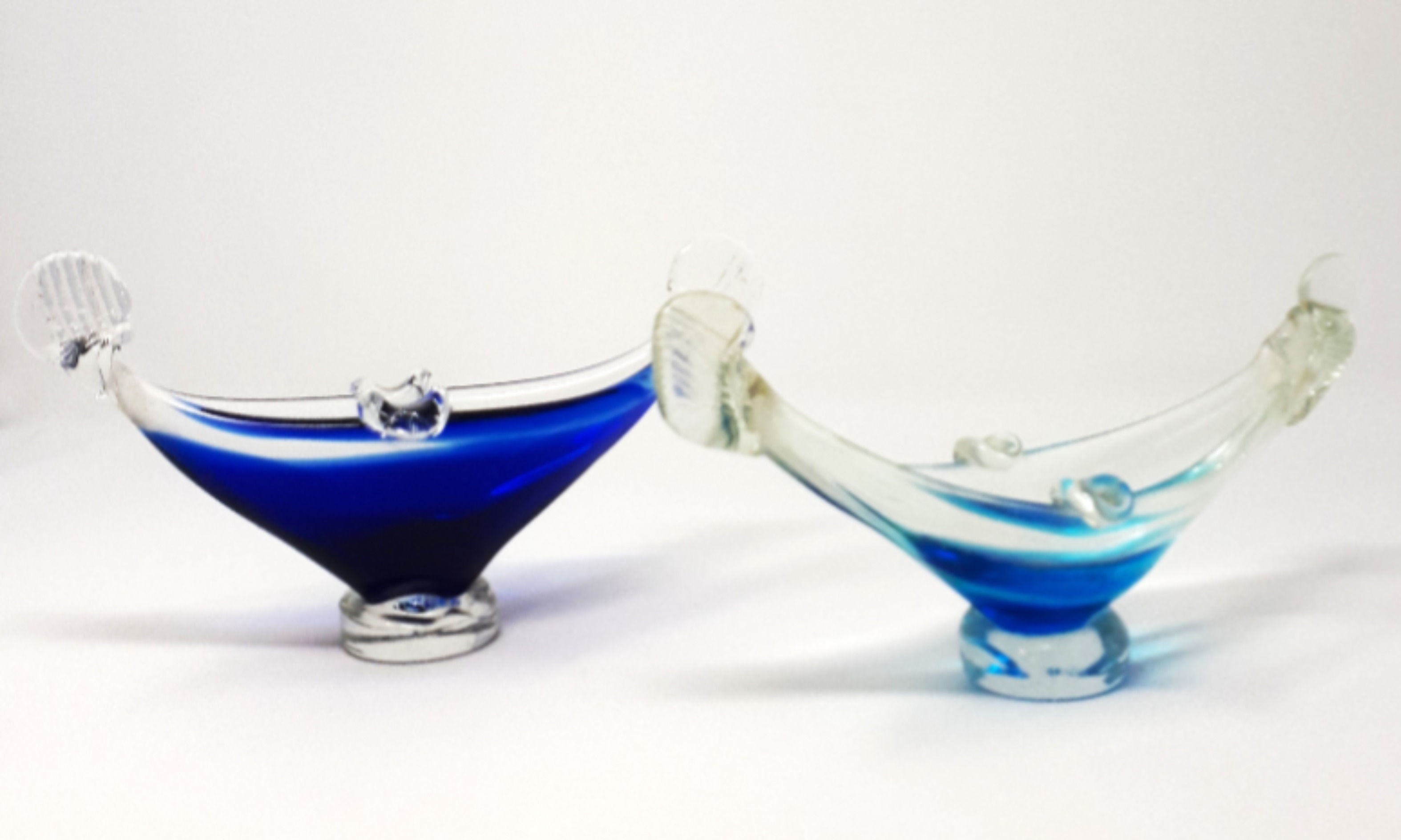 Voir photo 2 de Duo de cendriers gondole en verre de Murano Duo de cendriers gondole en verre de Murano Bon état reconditionné photo 2