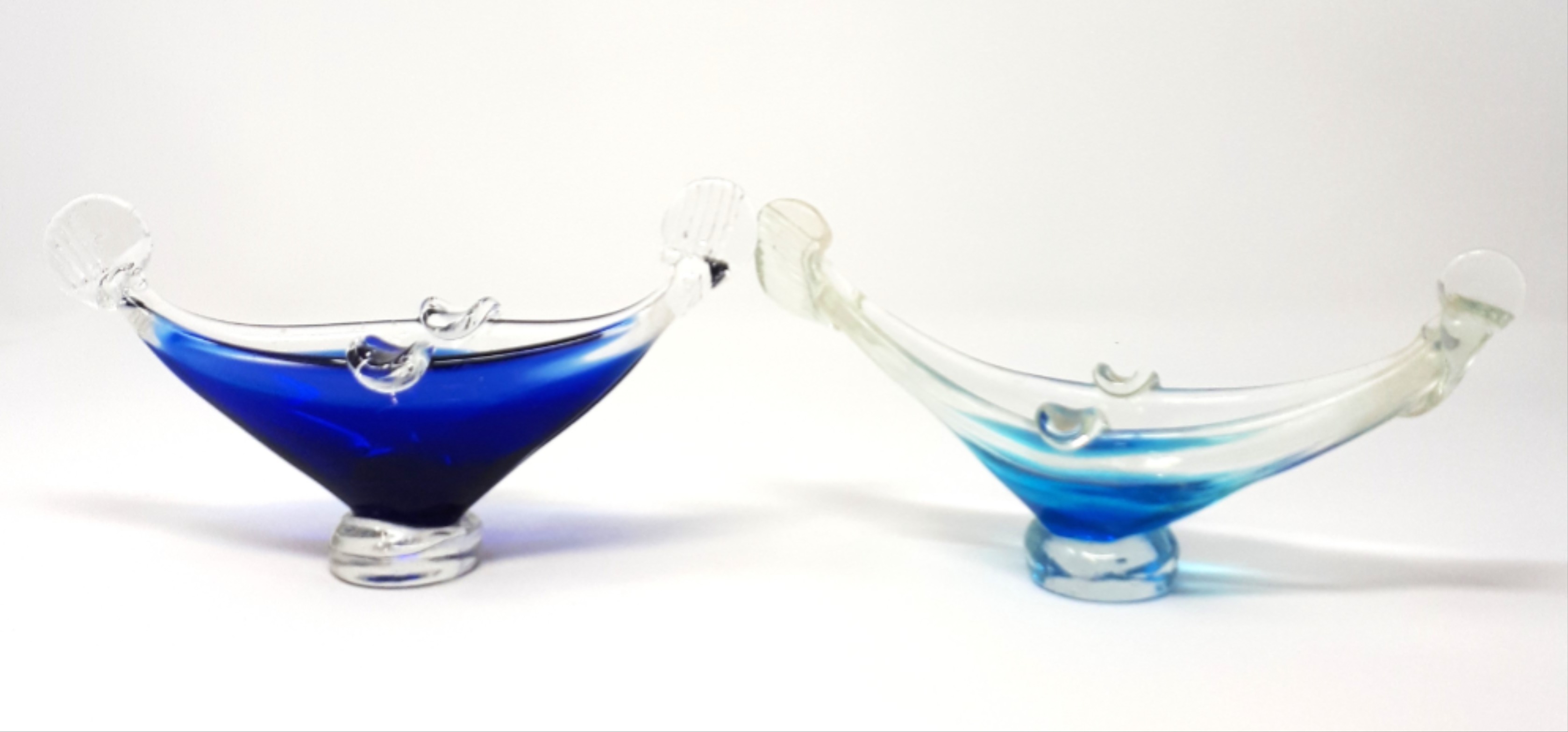 Voir photo 3 de Duo de cendriers gondole en verre de Murano Duo de cendriers gondole en verre de Murano Bon état reconditionné photo 3