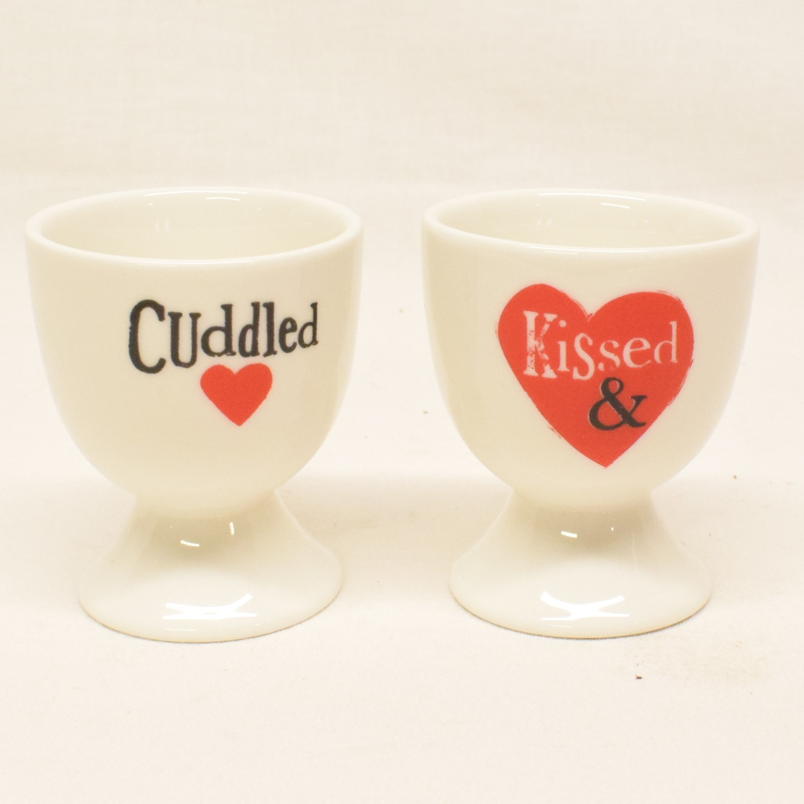 Acheter Duo de coquetiers KISSED & CUDDLED en porcelaine BRIGHT SOUL LTD Parfait état - 10,00 € Duo de coquetiers KISSED & CUDDLED en porcelaine BRIGHT SOUL LTD Parfait état reconditionné disponible sur Label Emmaüs