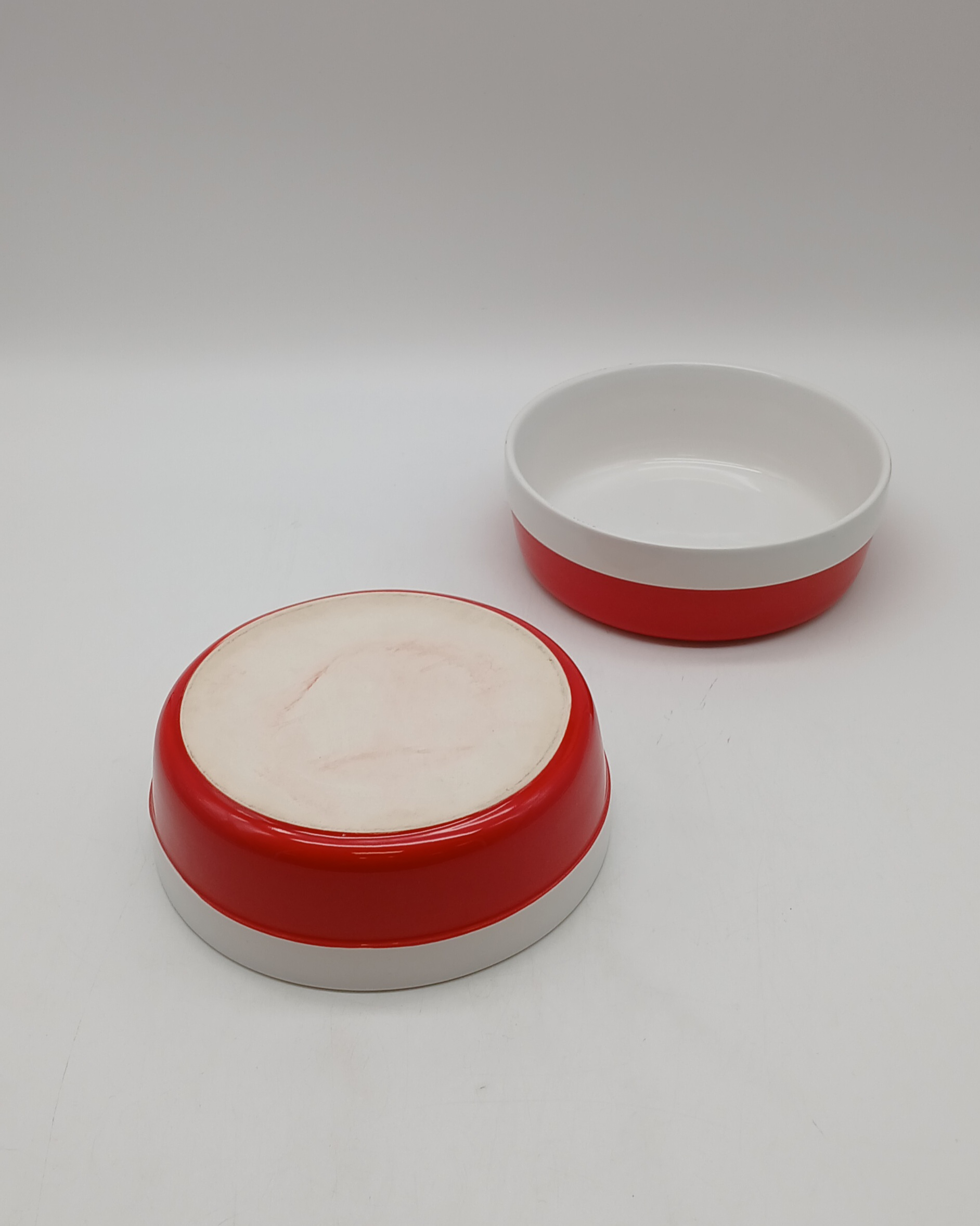 Voir photo 2 de Duo de coupelles - petits bols vintage bicolores rouge et blanc en céramique émaillée - faïence Duo de coupelles - petits bols vintage bicolores rouge et blanc en céramique émaillée - faïence reconditionné photo 2