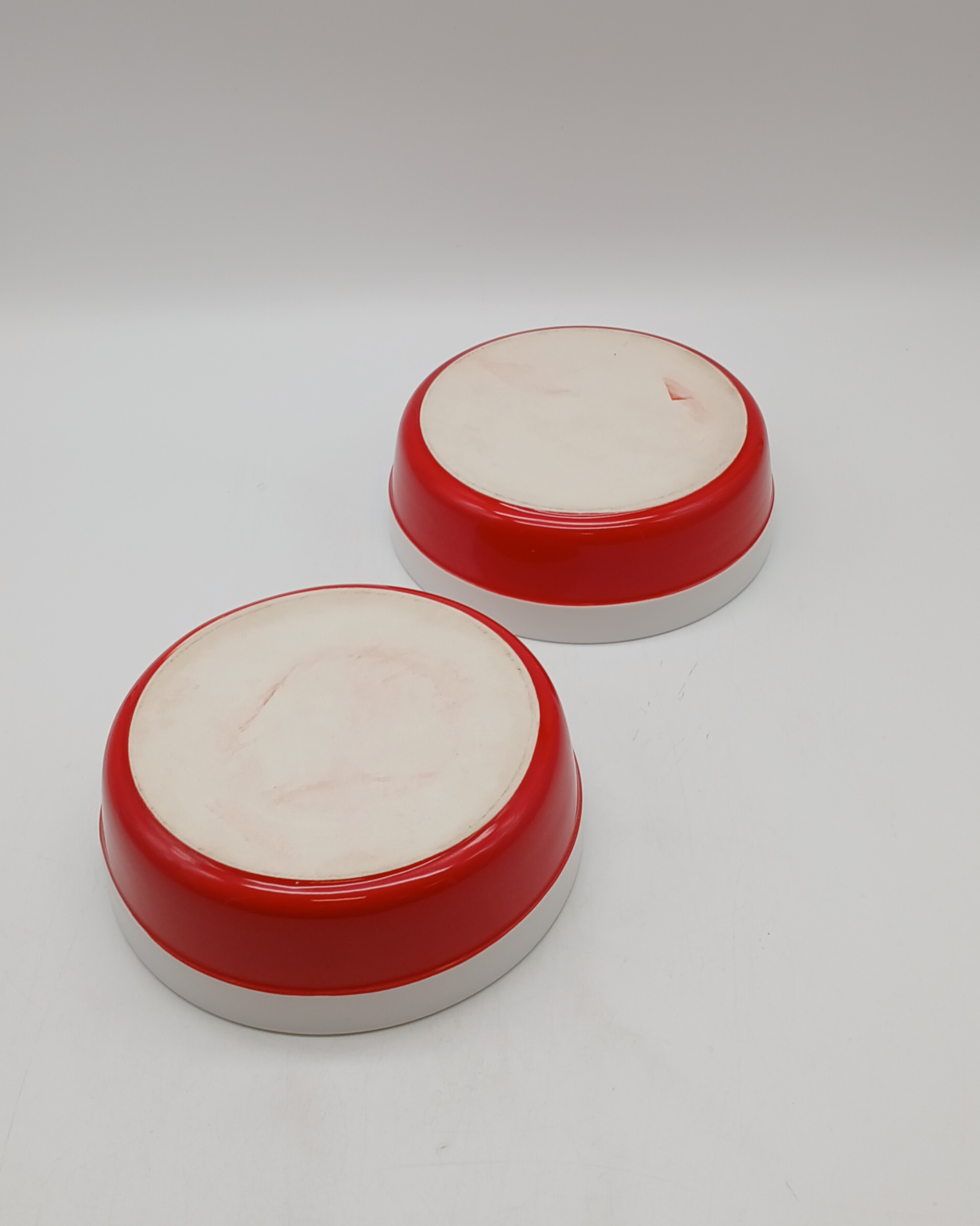 Voir photo 3 de Duo de coupelles - petits bols vintage bicolores rouge et blanc en céramique émaillée - faïence Duo de coupelles - petits bols vintage bicolores rouge et blanc en céramique émaillée - faïence reconditionné photo 3