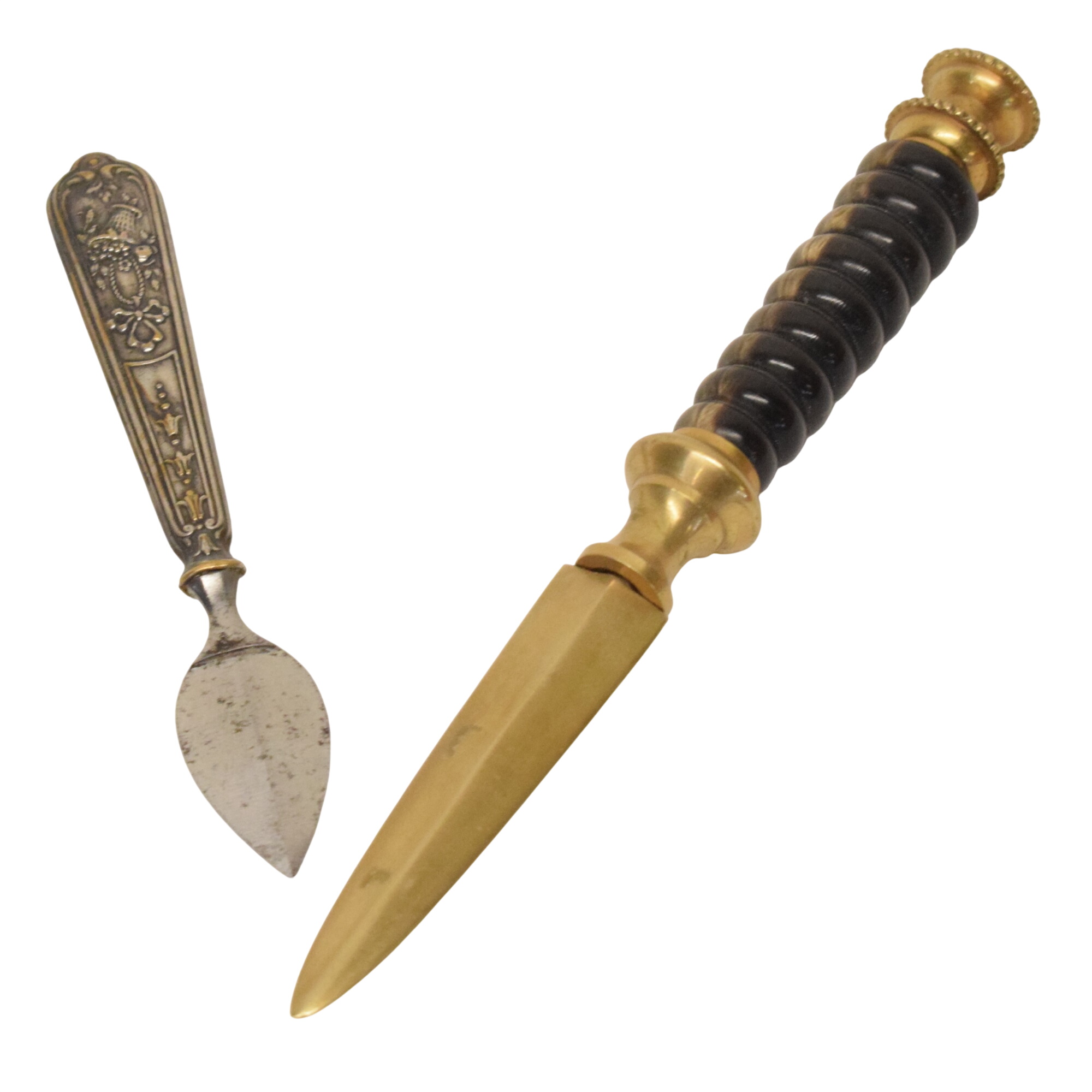 Duo de coupes papiers en laiton et métal à pointe stilet et pointe feuille État correct - 12,00 € Duo de coupes papiers en laiton et métal à pointe stilet et pointe feuille État correct reconditionné disponible sur Label Emmaüs