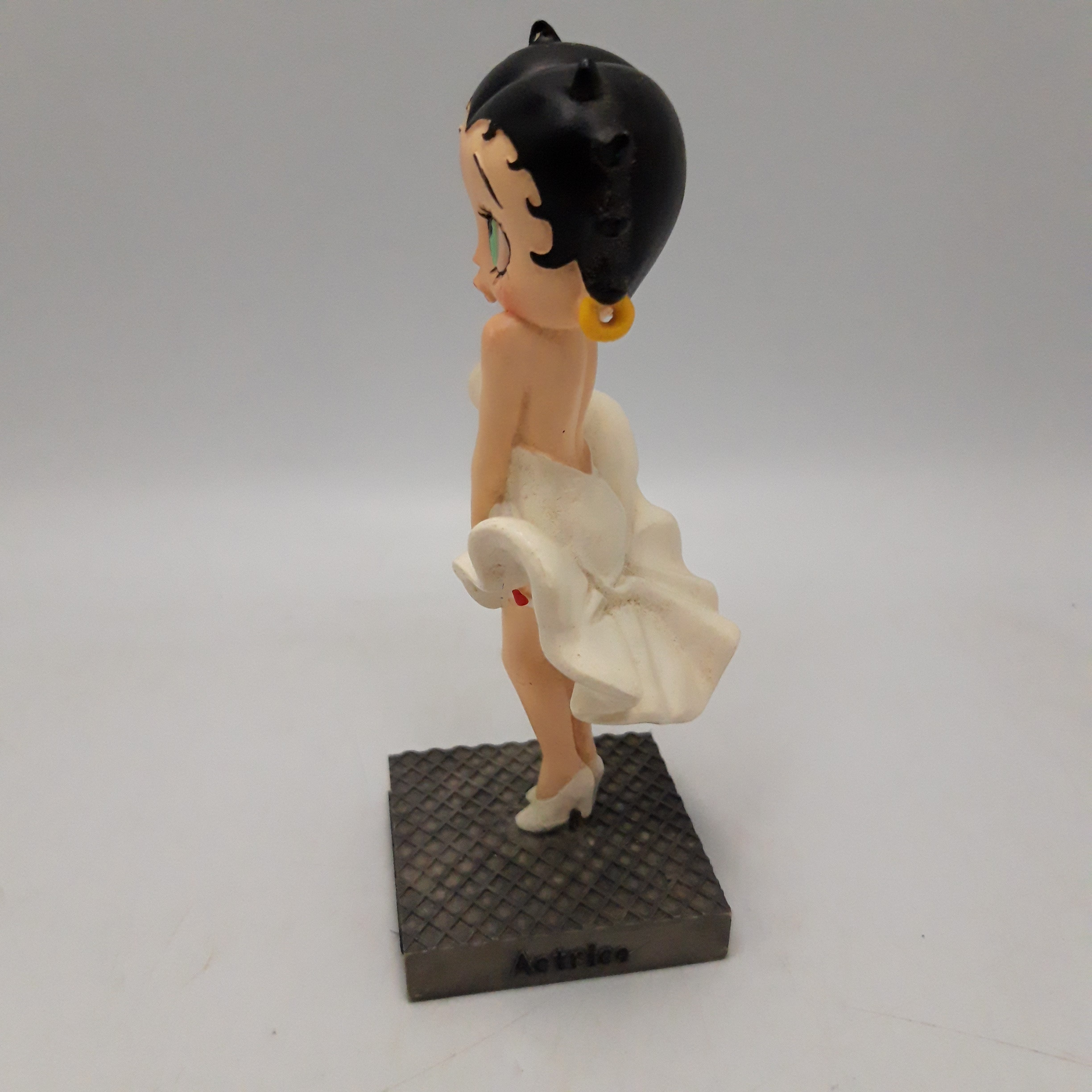 Voir photo 2 de Duo de Figurines Betty Boop en résine sur socle – 15 cm, Collection. (LOT 2) : Actrice et Danseuse classique. Duo de Figurines Betty Boop en résine sur socle – 15 cm, Collection. (LOT 2) : Actrice et Danseuse classique. Très bon état reconditionné photo 2