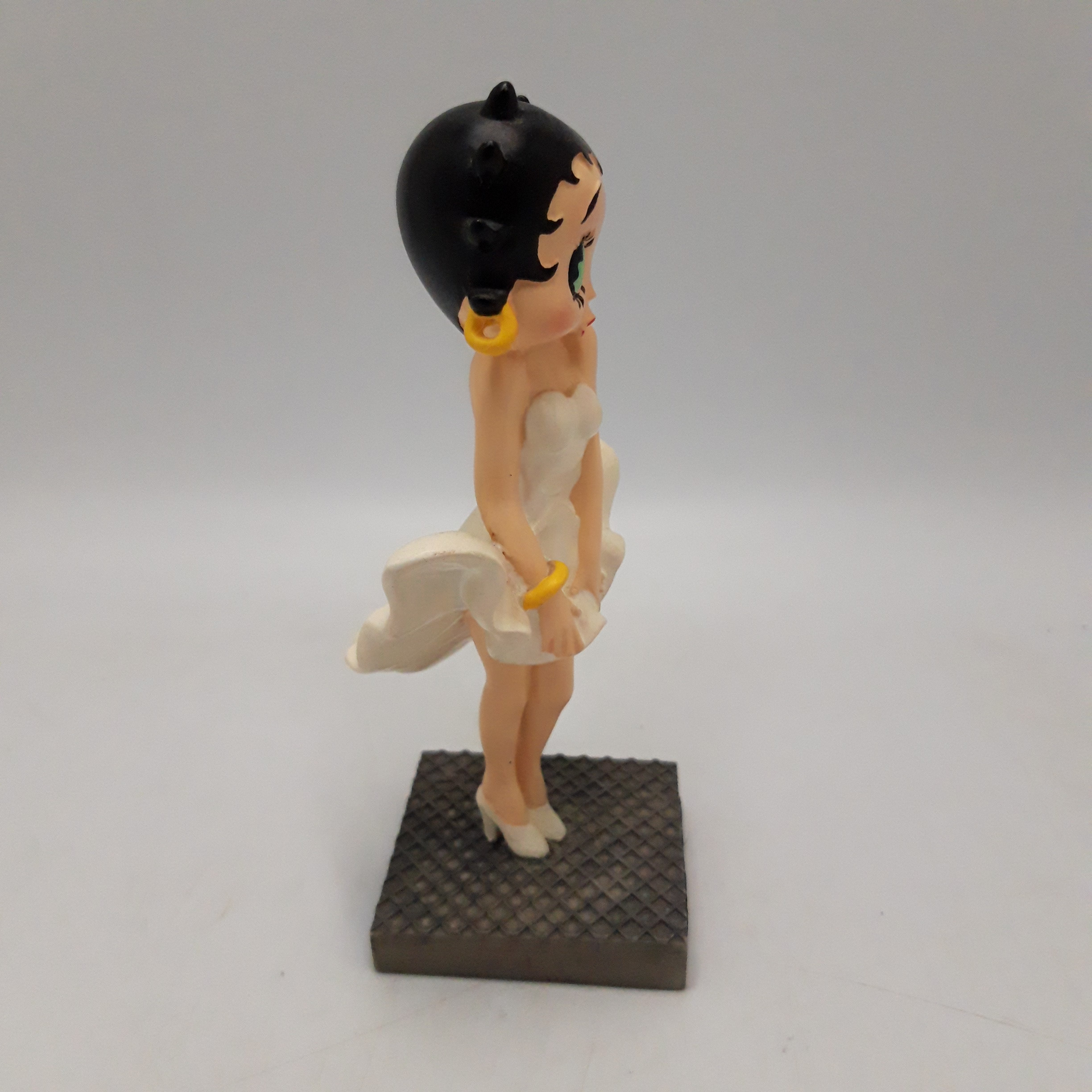 Voir photo 3 de Duo de Figurines Betty Boop en résine sur socle – 15 cm, Collection. (LOT 2) : Actrice et Danseuse classique. Duo de Figurines Betty Boop en résine sur socle – 15 cm, Collection. (LOT 2) : Actrice et Danseuse classique. Très bon état reconditionné photo 3