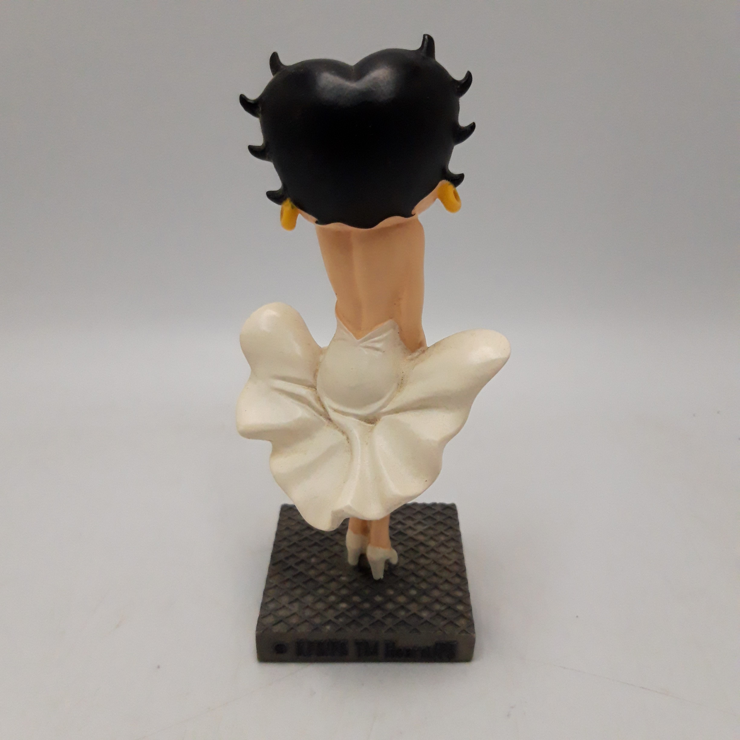 Voir photo 4 de Duo de Figurines Betty Boop en résine sur socle – 15 cm, Collection. (LOT 2) : Actrice et Danseuse classique. Duo de Figurines Betty Boop en résine sur socle – 15 cm, Collection. (LOT 2) : Actrice et Danseuse classique. Très bon état reconditionné photo 4