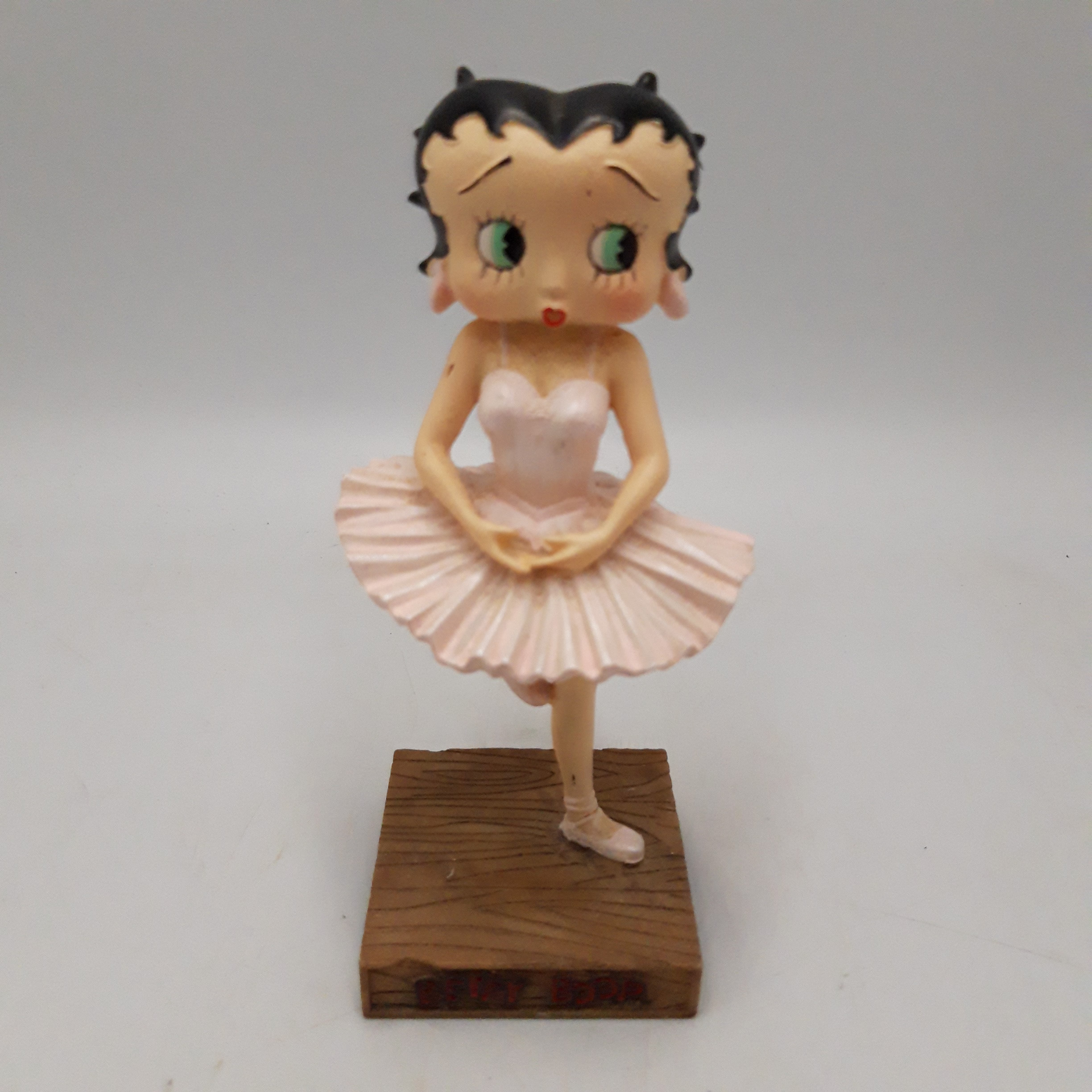 Voir photo 5 de Duo de Figurines Betty Boop en résine sur socle – 15 cm, Collection. (LOT 2) : Actrice et Danseuse classique. Duo de Figurines Betty Boop en résine sur socle – 15 cm, Collection. (LOT 2) : Actrice et Danseuse classique. Très bon état reconditionné photo 5