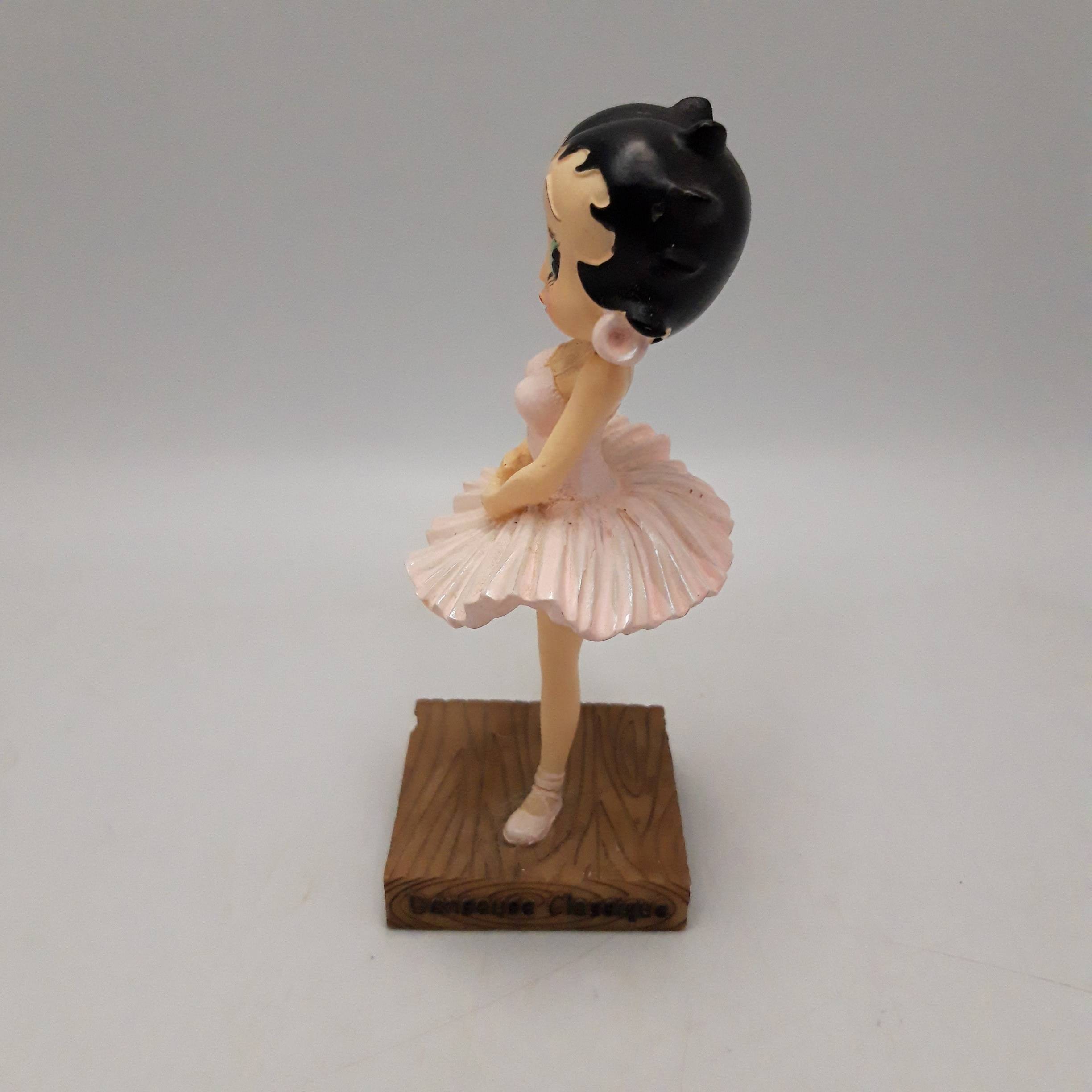 Voir photo 6 de Duo de Figurines Betty Boop en résine sur socle – 15 cm, Collection. (LOT 2) : Actrice et Danseuse classique. Duo de Figurines Betty Boop en résine sur socle – 15 cm, Collection. (LOT 2) : Actrice et Danseuse classique. Très bon état reconditionné photo 6