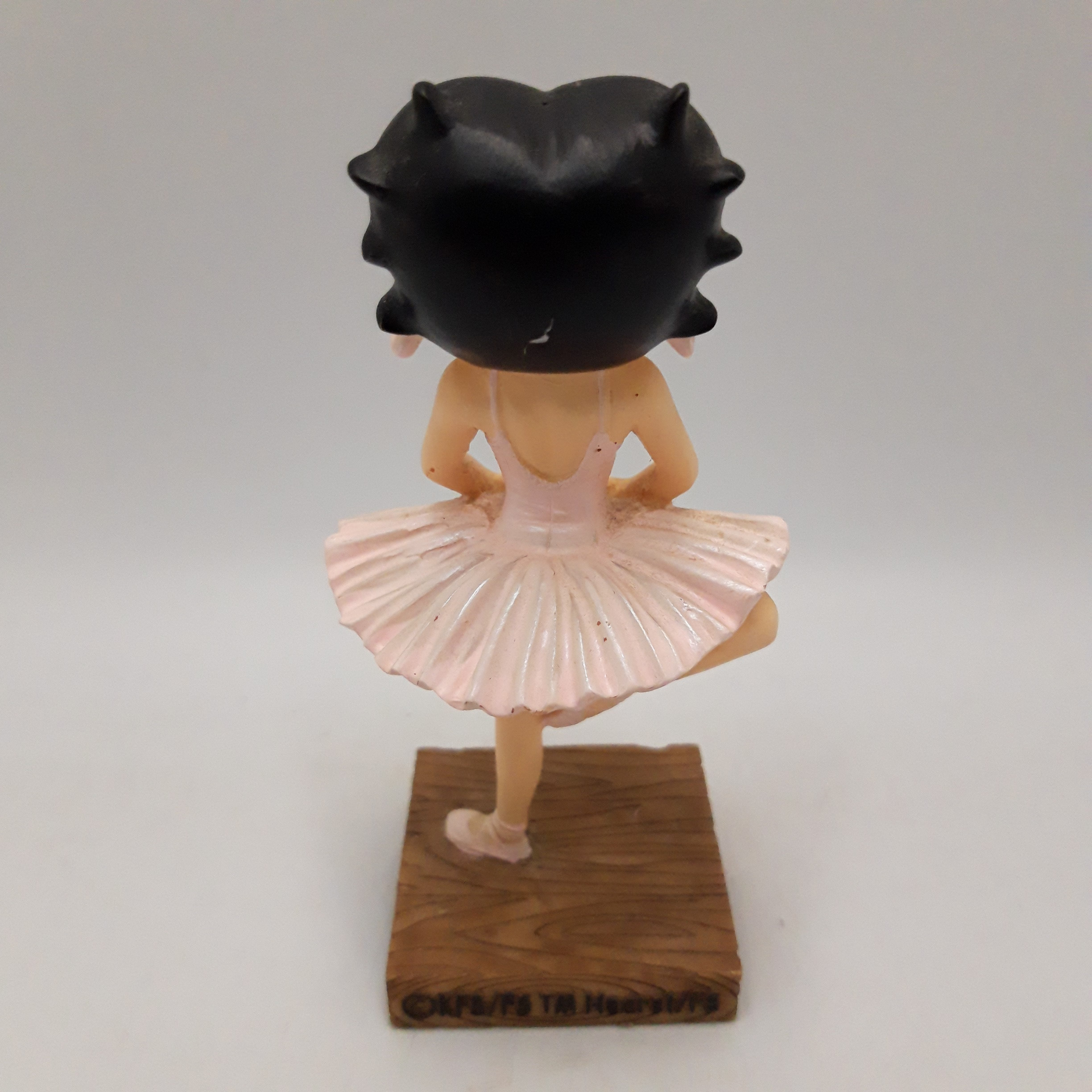 Voir photo 7 de Duo de Figurines Betty Boop en résine sur socle – 15 cm, Collection. (LOT 2) : Actrice et Danseuse classique. Duo de Figurines Betty Boop en résine sur socle – 15 cm, Collection. (LOT 2) : Actrice et Danseuse classique. Très bon état reconditionné photo 7
