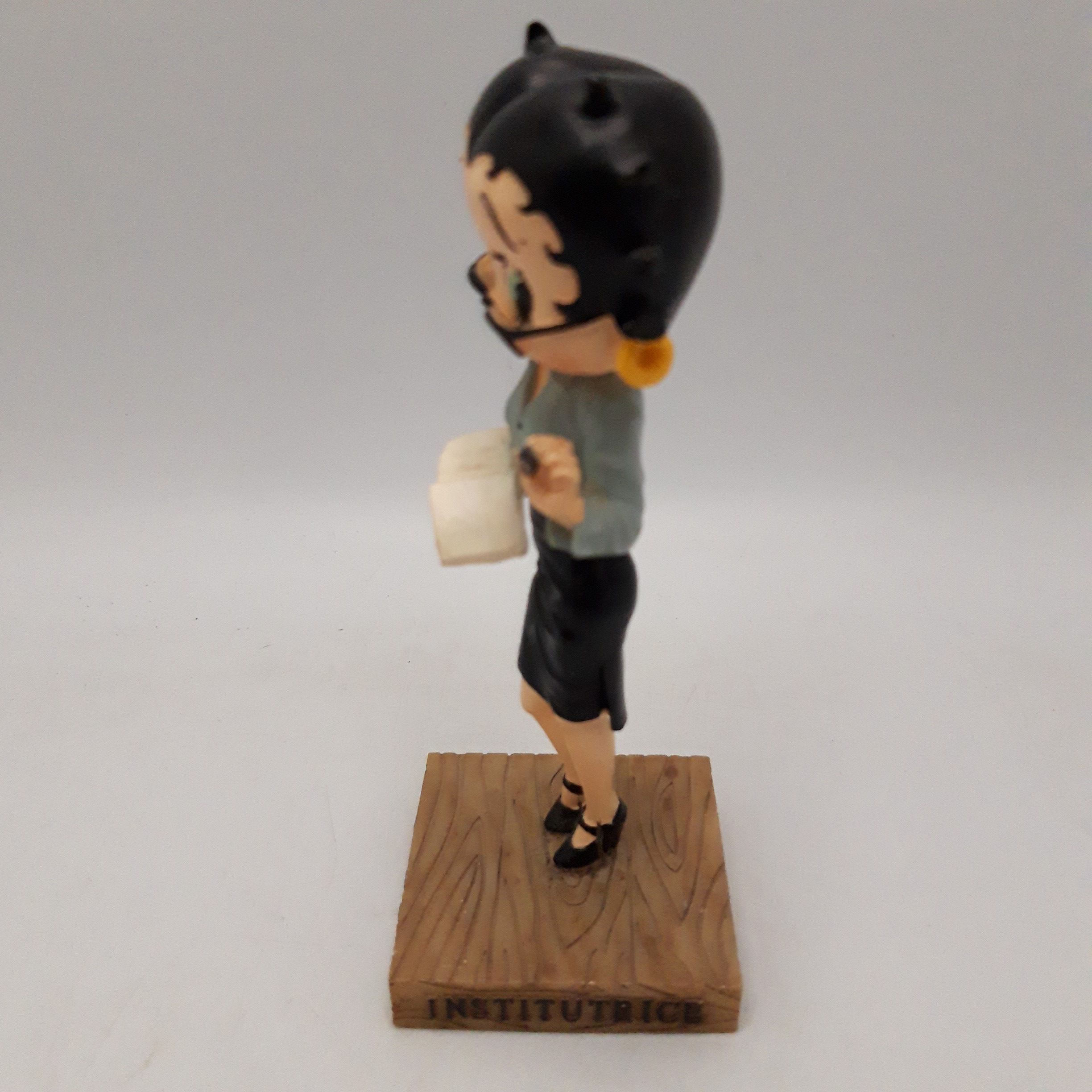 Voir photo 2 de Duo de Figurines Betty Boop en résine sur socle – 15 cm, Collection. (LOT 4) : Institutrice et Footballeuse. Duo de Figurines Betty Boop en résine sur socle – 15 cm, Collection. (LOT 4) : Institutrice et Footballeuse. Très bon état reconditionné photo 2