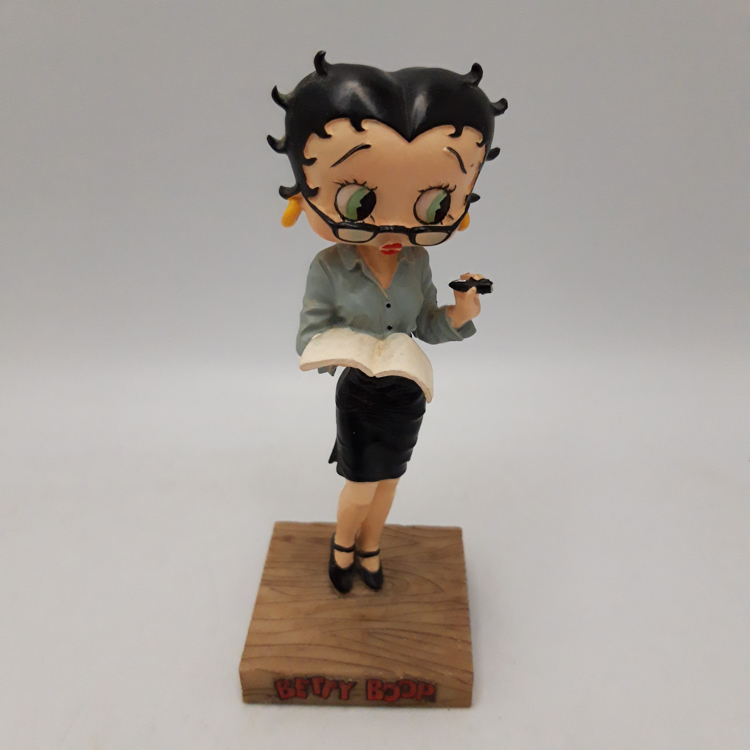Voir photo 3 de Duo de Figurines Betty Boop en résine sur socle – 15 cm, Collection. (LOT 4) : Institutrice et Footballeuse. Duo de Figurines Betty Boop en résine sur socle – 15 cm, Collection. (LOT 4) : Institutrice et Footballeuse. Très bon état reconditionné photo 3