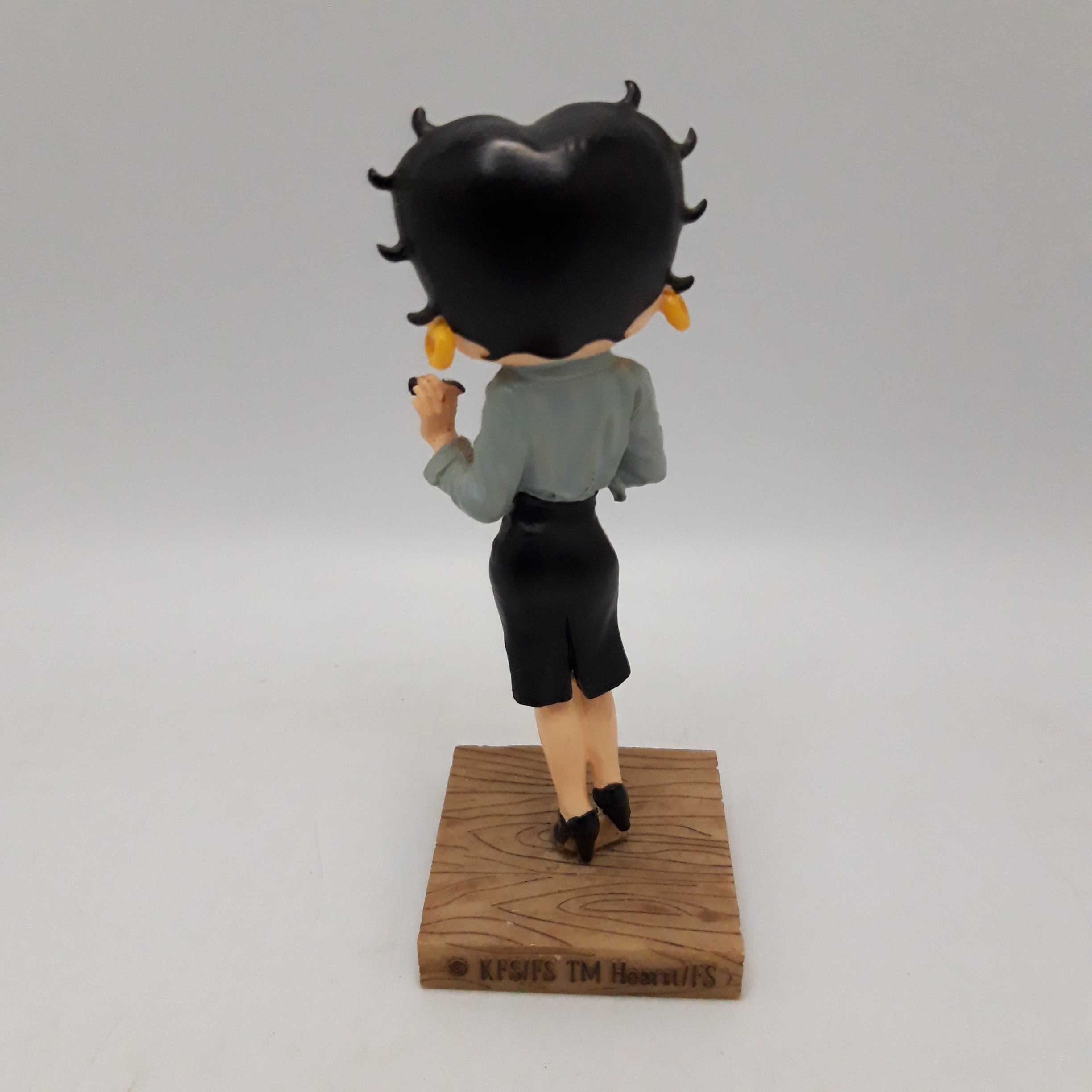 Voir photo 4 de Duo de Figurines Betty Boop en résine sur socle – 15 cm, Collection. (LOT 4) : Institutrice et Footballeuse. Duo de Figurines Betty Boop en résine sur socle – 15 cm, Collection. (LOT 4) : Institutrice et Footballeuse. Très bon état reconditionné photo 4
