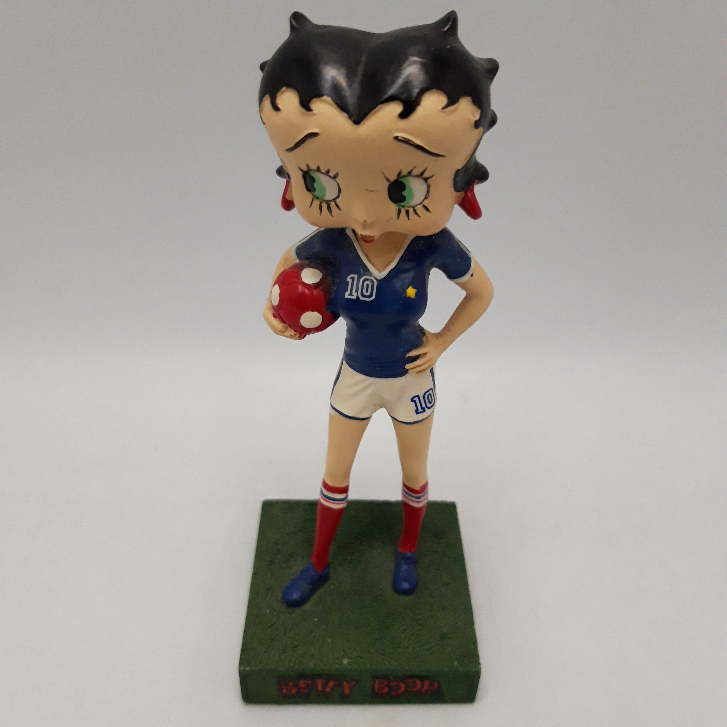 Voir photo 5 de Duo de Figurines Betty Boop en résine sur socle – 15 cm, Collection. (LOT 4) : Institutrice et Footballeuse. Duo de Figurines Betty Boop en résine sur socle – 15 cm, Collection. (LOT 4) : Institutrice et Footballeuse. Très bon état reconditionné photo 5