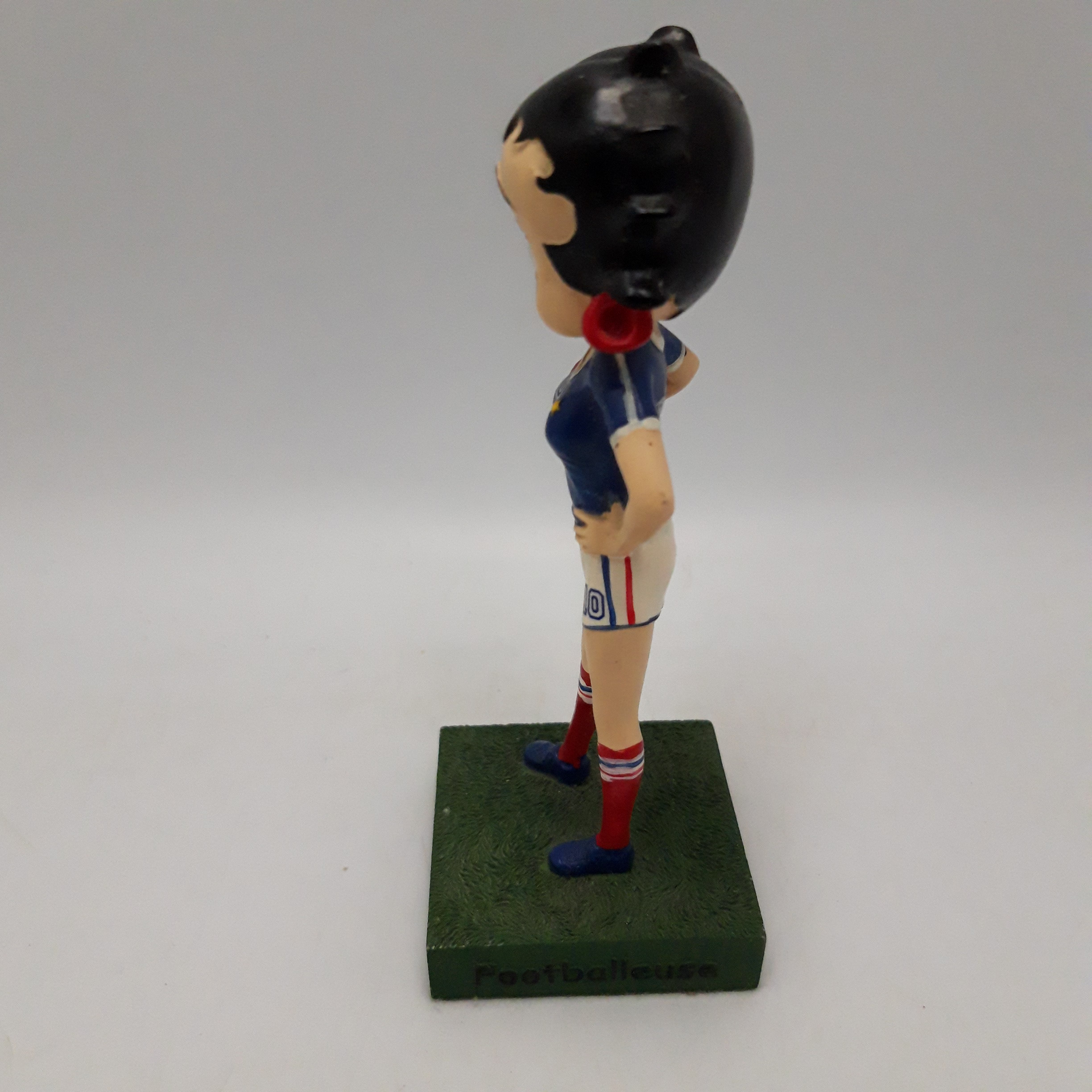 Voir photo 6 de Duo de Figurines Betty Boop en résine sur socle – 15 cm, Collection. (LOT 4) : Institutrice et Footballeuse. Duo de Figurines Betty Boop en résine sur socle – 15 cm, Collection. (LOT 4) : Institutrice et Footballeuse. Très bon état reconditionné photo 6