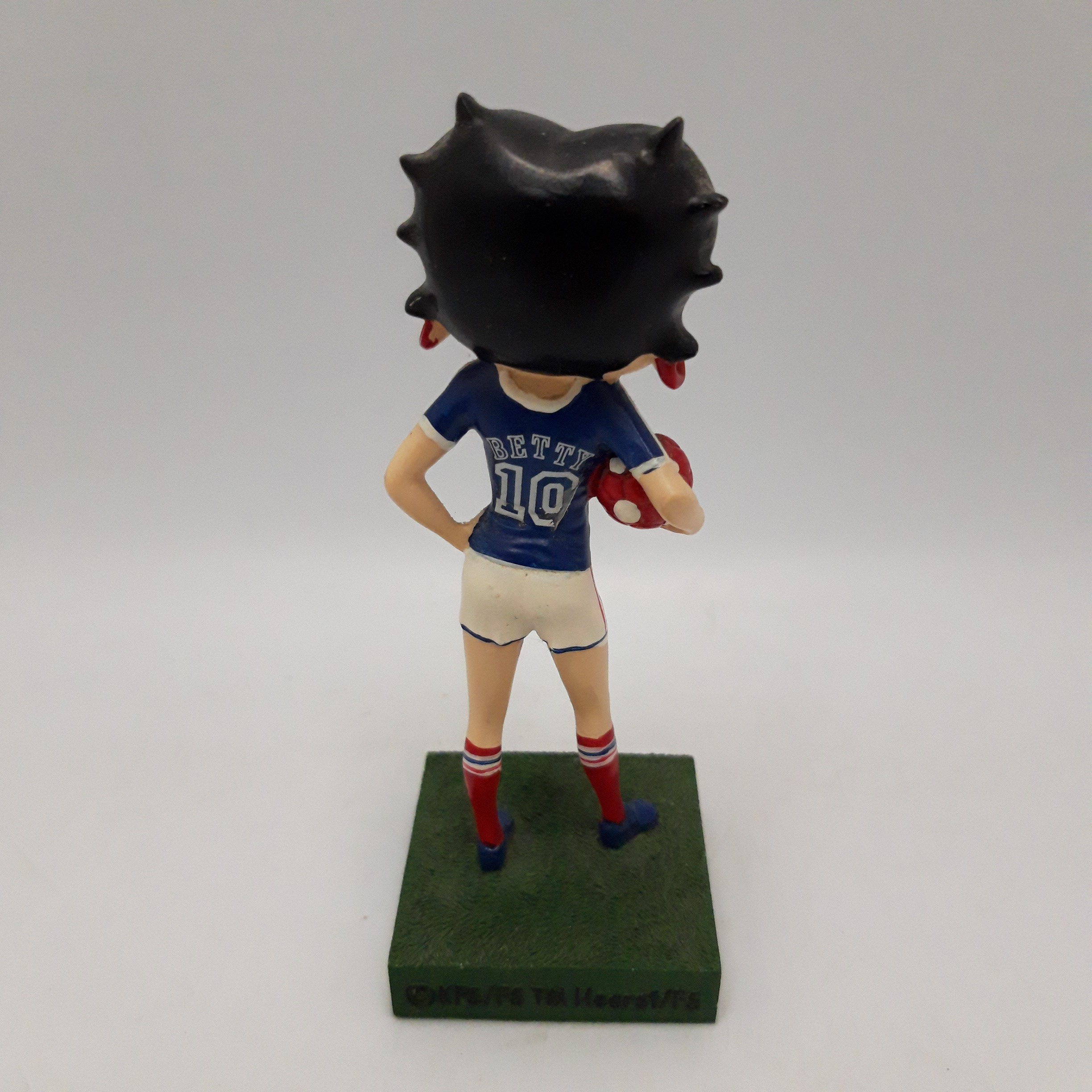 Voir photo 7 de Duo de Figurines Betty Boop en résine sur socle – 15 cm, Collection. (LOT 4) : Institutrice et Footballeuse. Duo de Figurines Betty Boop en résine sur socle – 15 cm, Collection. (LOT 4) : Institutrice et Footballeuse. Très bon état reconditionné photo 7